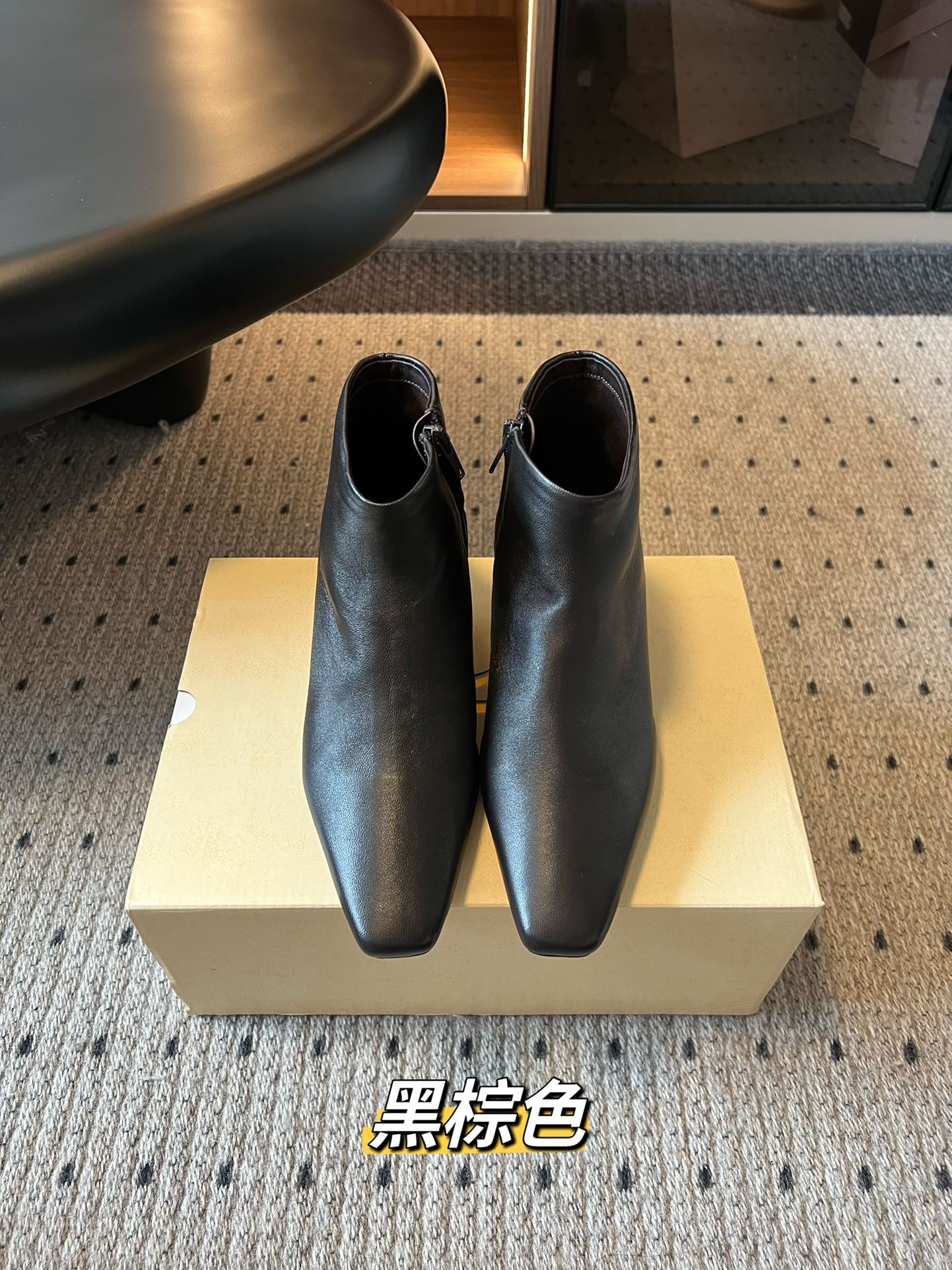 NO:545749,The ro* genuine leather square-toe short boots are square-toe short boots. The shoe shape is simple and neat, with a zipper on the side, which is easy to put on and off. It is divided into two styles: thin heel and low heel. The thin heel adds an elegant temperament, and the low heel is more casual, which can well modify the foot shape. The thin heel can be matched with black suit pants and white shirts, and a windbreaker on the outside to create a capable and elegant workplace image. The low heel style is paired with gray sweater and straight jeans, which is simple and comfortable, suitable for daily shopping, coffee dates and other scenes. Imported lambskin upper, inner bolt velvet, outsole Italian leather soles size35-40 (40 custom-made, non-return and exchange), boots, boots, jeans, sweaters, shirts, business suit, sheepskin, Leather soles19860909莞产 The ro* 真皮方头短靴 属于方头短靴款式,鞋型简约利落,侧边有拉链设计,方便穿脱；分为细跟和低跟两种款式,细跟款增添优雅气质,低跟款更具休闲感,都能很好地修饰脚型. 细跟款可搭配黑色西装裤、白色衬衫,再外搭一件风衣,打造干练优雅的职场形象.低跟款搭配灰色毛衣、直筒牛仔裤,简约又舒适,适合日常逛街、咖啡约会等场景. 鞋面进口小羊皮 内里胎牛绒 大底意大利真皮大底 size35-40（40定制不退换）,靴子,boots,jeans,sweaters,shirts,business suit,sheepskin,Leather soles,Women's Shoes