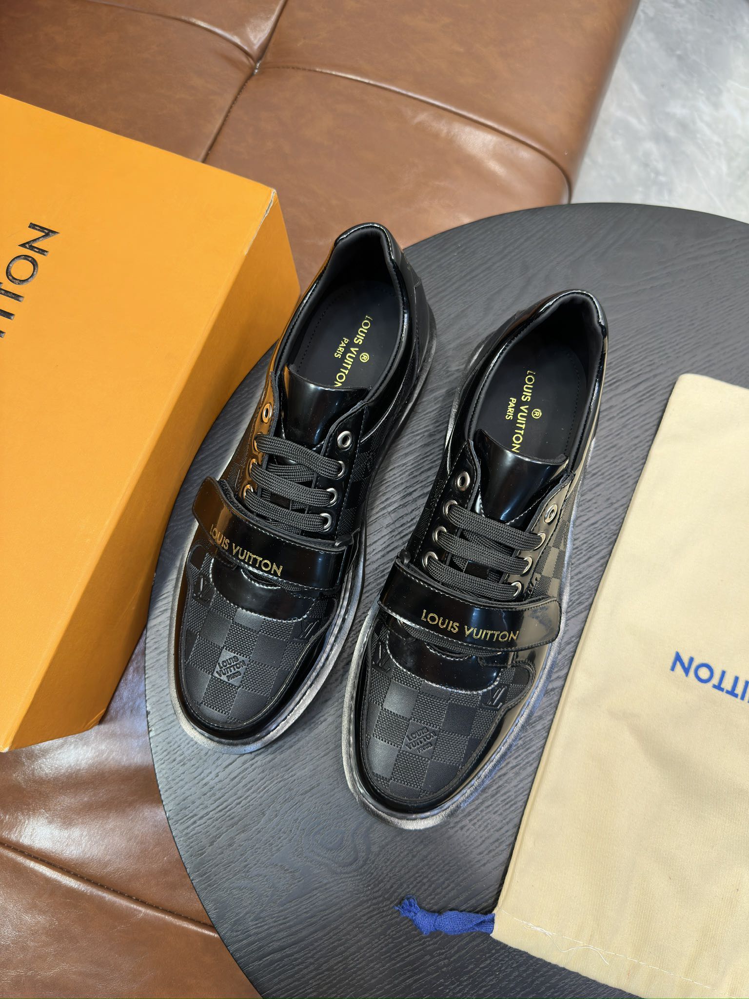 NO:558319,Actual price LV] - High-end quality - Textured cowhide leather on the upper, Nappa cowhide leather, brand logo sewn on the shoe body - Cowhide leather lining, foot pads; water-dyed cowhide - Genuine leather outsole - Ultra-high quality control, fine workmanship (high-end, luxury, grade) -Size 39-44 (38 45 46 can be customized),, louis vuitton, cowhide, Leather soles19860909实价LV] -高端品质  -鞋面摔纹牛皮、纳帕牛皮、鞋身车缝品牌logo -内里牛皮,垫脚；水染牛皮 -大底真皮大底 -超高品控·做工精细凸显(高端·贵气·档次) -Size 39-44（38 45 46可订做),,louis vuitton,cowhide,Leather soles,Men's shoes