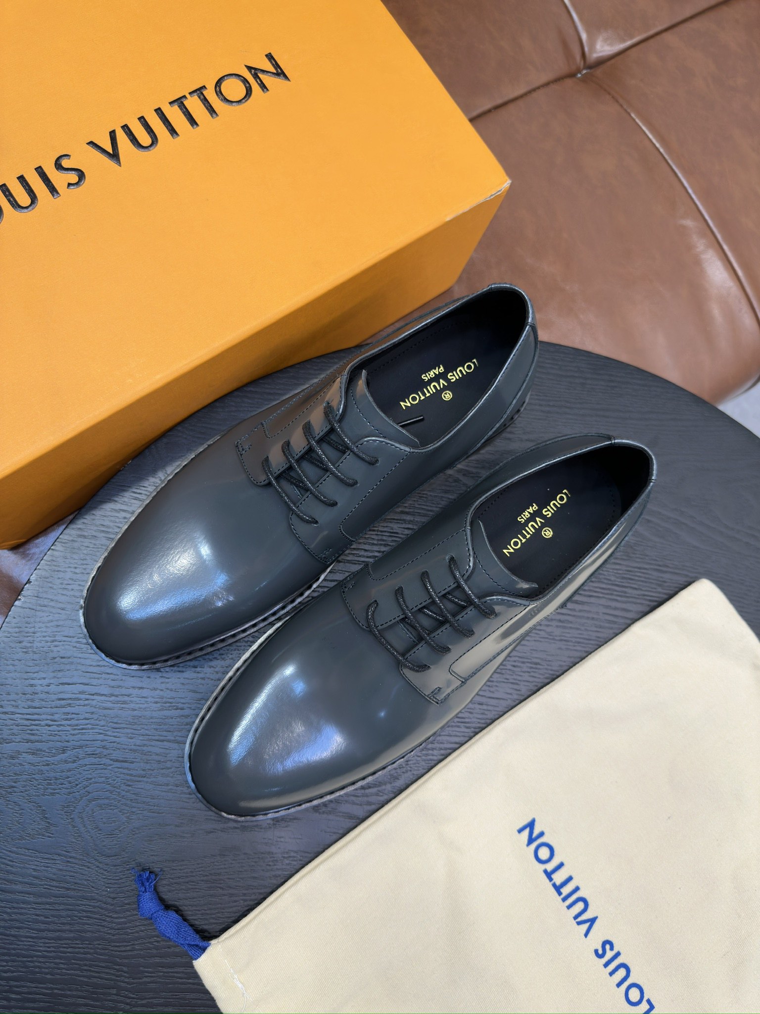 NO:558315,Real price LV] - High-end quality - Textured cowhide, Napa cowhide on the upper, brand logo sewn on the shoe body - Cowhide lining, feet; water-dyed cowhide - Genuine leather outsole - Super high quality control, fine workmanship (high-end, luxury, grade) -Size 38-44 (45 can be customized),, louis vuitton, cowhide, Leather soles19860909实价LV] -高端品质  -鞋面摔纹牛皮、纳帕牛皮、鞋身车缝品牌logo -内里牛皮,垫脚；水染牛皮 -大底真皮大底 -超高品控·做工精细凸显(高端·贵气·档次) -Size 38-44（45可订做),,louis vuitton,cowhide,Leather soles,Men's shoes