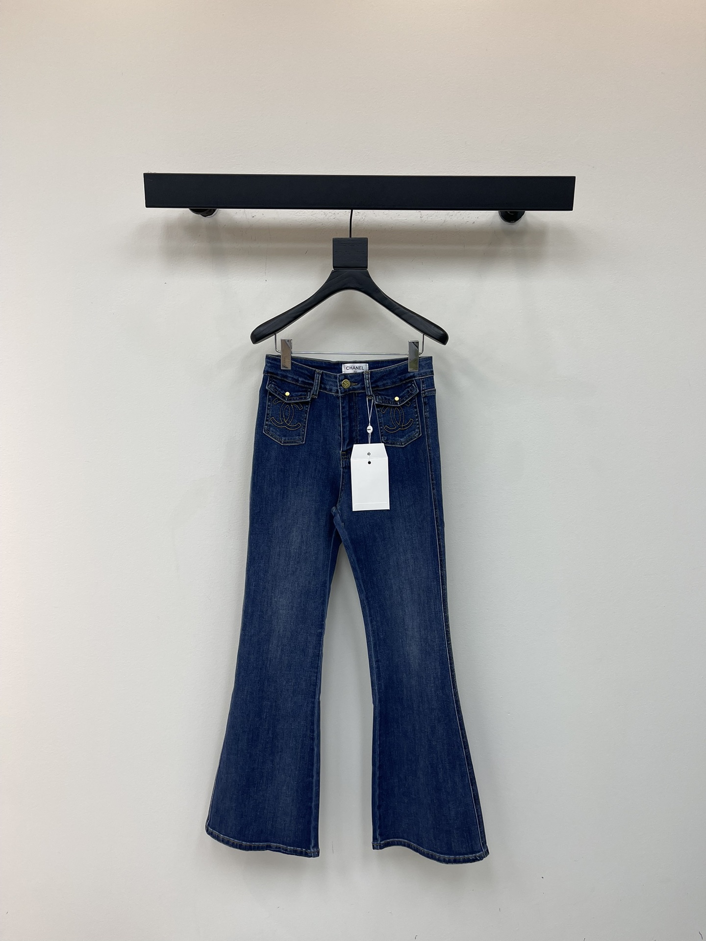 NO:546831,Chane* 25 new high-end handicraft series new styles, double C embroidered micro-flare denim trousers丨Exclusive high-end production!  Deep indigo tannin fabric, with a retro tone with an old texture, it has been processed with special craftsmanship, soft, comfortable and excellent support for the style. The double C embroidery badge at the front pocket is exquisite and three-dimensional, metal buttons and brand logo concealed button design, high-waisted slightly flared silhouette naturally droops from the waist, and the bell-bottomed trousers cleverly modify the calf lines, easily creating a visual effect of 'legs are 1.8 meters long'. Low-key awakens Xiangjia's luxury genes, and the fashionable aura of French retro when walking. SML, chanel, chanel, alexander wang19860909Chane* 25新款高级手工坊系列新款 双C刺绣微喇牛仔长裤丨独家高版出品！选用深靛蓝丹宁面料,自带做旧质感的复古腔调,经过特殊工艺处理,柔软舒适且具绝佳版型支撑力.前袋处的双C刺绣徽章精致立体,金属纽扣与品牌标识暗扣设计,高腰微喇廓形从腰际自然垂坠,喇叭裤脚巧妙修饰小腿线条,轻松营造“腿长一米八”的视觉效果.低调唤醒香家的奢华基因,行走间尽是法式复古的时髦气场.SML,,chanel,chanel,alexander wang,Women's clothing