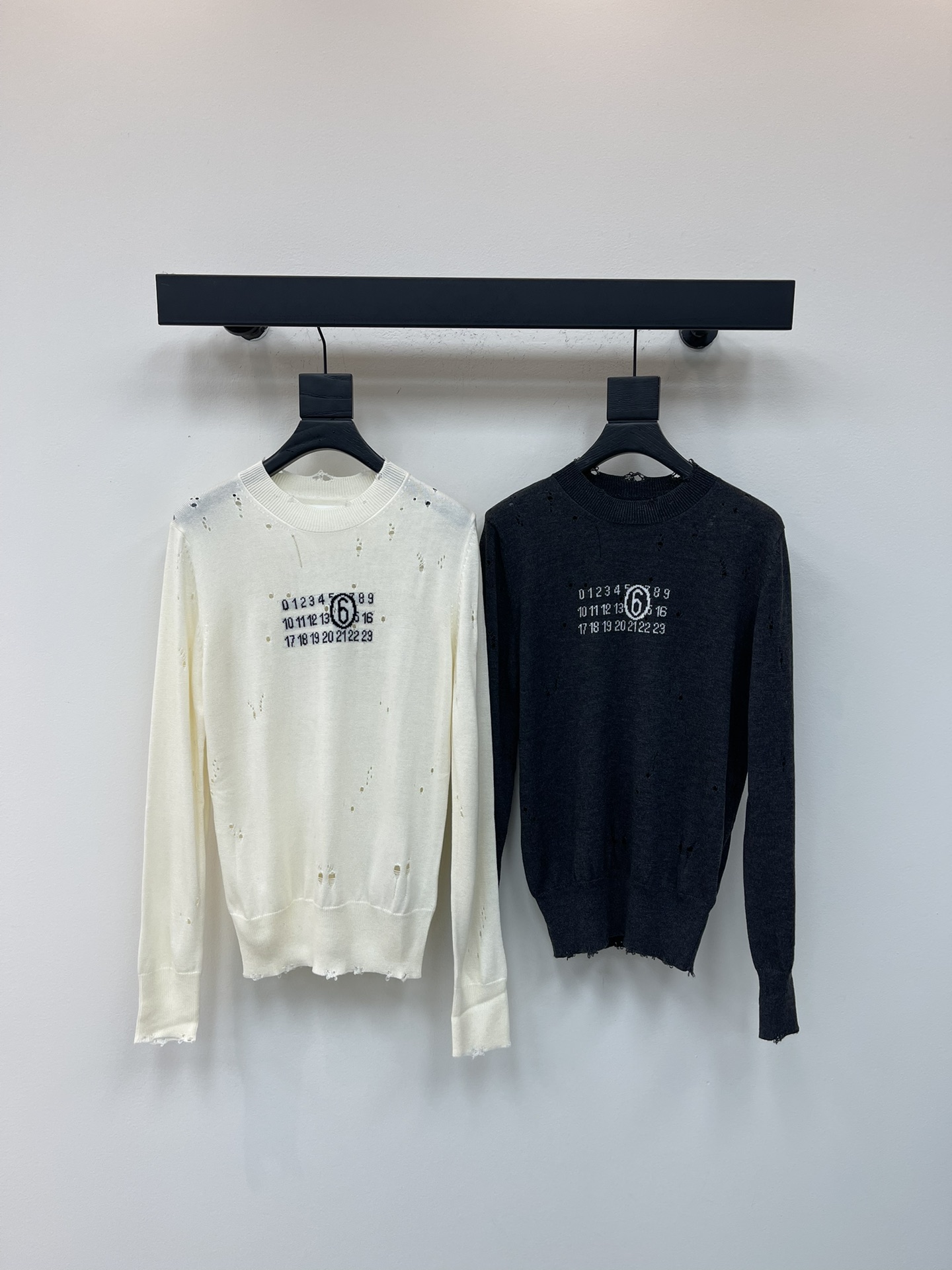 NO:536566,MM6* Magira 25 early autumn new logo ripped knit sweater. Soft knitted material, the ripped design is super personalized!  Front brand logo + digital elements, simple and fashionable. The two colors of beige and black are available, versatile and not picky. The first choice for early autumn outfits ~ lazy style or simple style can be easily controlled, and it is very exciting with jeans or casual pants. SML,,masion margiela,masion margiela,jeans,sweaters,alexander wang19860909MM6*马吉拉25早秋新款徽标破洞针织毛衣.柔软针织材质,破洞设计超有个性！正面品牌徽标＋数字元素,简约又时髦.米白和黑色两色可选,百搭不挑人,早秋穿搭首选～慵懒风or简约风都能轻松驾驭,配牛仔裤或休闲裤都很出彩.SML,,masion margiela,masion margiela,jeans,sweaters,alexander wang,Women's clothing