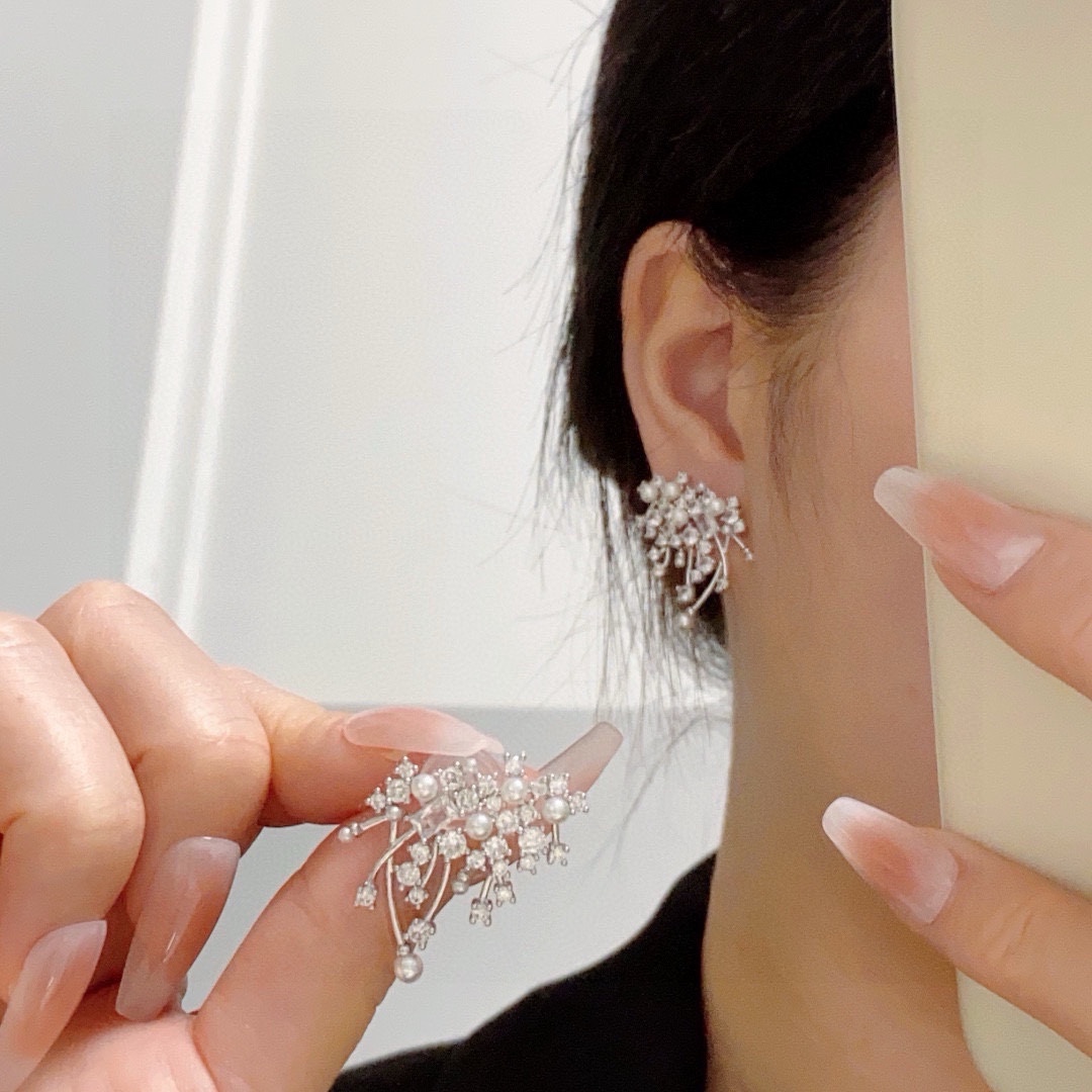 NO:533524,New niche ins style high-end banquet style full diamond meteor earrings color fried chicken is beautiful and the middle-aged model This earring is really super beautiful, the design is simple, but the wearing effect is good, even the small earlobe like me is very okzp brass material. The upper ear is super elegant, the jewelry is boutique, earrings19860909新款小众ins风高级宴会款满钻流星耳钉颜色炒鸡好看中古款这款耳环真的超级美看着设计简单但是佩戴效果好看到爆就连我这种小耳垂的也很okzp黄铜材质 上耳超气质优雅,饰品精品,earrings,Jewelry