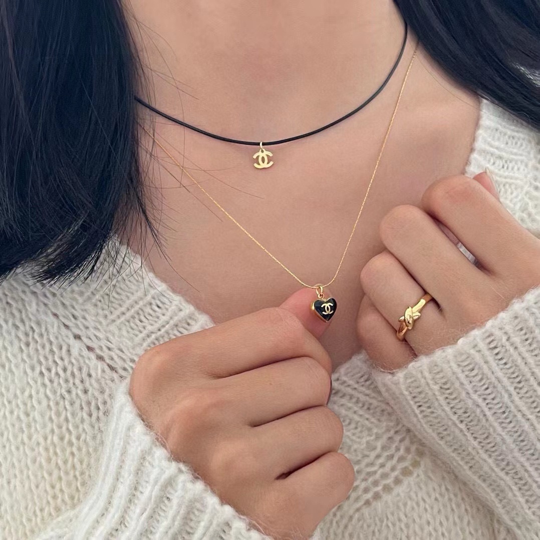 NO:533515,Chanel Chanel's latest double C sheep leather collarbone necklace is super personalized, the versatile style is very special, the overall details are very surprising, the design is full of sense, not only bringing personal confidence and taste, but the style is elegant and fashionable, highlighting the elegant French atmosphere, and meticulous details make it more attractive to wear, jewelry quality, chanel, chanel, necklace, sheepskin19860909香奈儿Chanel最新款双C羊皮革锁骨项链皮质超个性,百搭款特别特别赞,整体细节非常令人惊喜,设计感十足,不仅带出个人自信及品味,款式典雅而时尚,突显法式高雅气息,加上一丝不苟的细节,使得佩戴起来更具吸引力,饰品精品,chanel,chanel,necklace,sheepskin,Jewelry