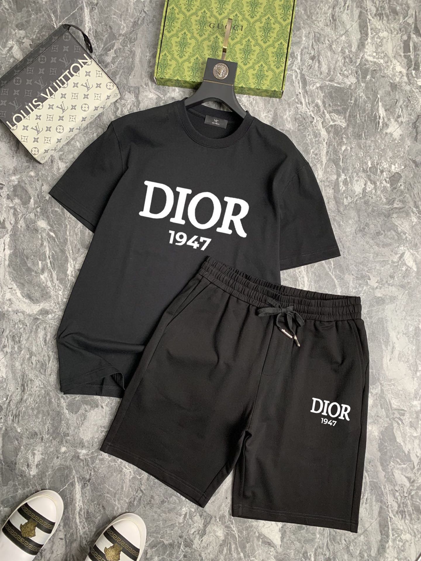 Dior 品牌【DIOR迪奥】 2025新款男士短袖短裤套装 销售 市面高端版本 手感细腻柔软 让你穿着更加舒适 立体裁剪版型超赞 尺码:M-5XL下单请报身高体重