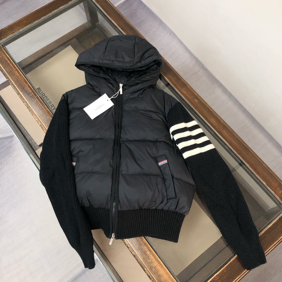 NO:572419,.Thom Brownet/TB home knitted splicing four stripes hooded hood 90 white duck down down jacket women's casual college style The simpler, the better!! The eternal truth door simple wear doctrine bi in!! Simple and basic version The whole body adopts horizontal crimping technology and the upper body is not bloated at all. The sleeves and hood are knitted and spliced.  It beautifies the proportions while modifying the waistline, making it easy to get a small waist in winter. The length is just right and does not restrict heights. It is versatile and outstanding for all body shapes. The interior is filled with the new national standard 90 white duck down. The outer layer is chao light waterproof fabric to keep warm. The overall fit is slim but not tight. It does not tighten the waist but the upper body is geng. The hat is slim and not unflattering. It feels safe to wear and the version is really slim. It is a down jacket that is not bloated at all, but the upper body is very warm, practical and good-looking~ Color: Black  Gray apricot Size: S   M L,,down jacket,hats,alexander wang19860909.Thom Brownet/TB家针织拼接四条杠 连帽帽90白鸭绒羽绒服女款休闲学院风 越简单就越好看!!永恒不变的真理门简实穿主义 bi入!! 简约基础的版型 衣身整体采用横向压线工艺上身丝毫不臃肿袖子和帽子是做的针织拼接处理 美化比例的同时修饰腰身曲线轻松get冬日小蛮腰恰到好处的衣长不挑身高各种身形都能驾驭百搭又出众内里填充新国标90白鸭绒外层chao轻防水面料保暖整体版型修身但不紧身的不收腰但上身geng 显瘦也不挑人帽子戴起来安全感满满而且版型真的是很显瘦完全不会臃肿的羽绒服但是上身很保暖实用和颜值兼备~ 颜色:黑色 灰色 杏色 尺码:S M L,,down jacket,hats,alexander wang,Men's clothing