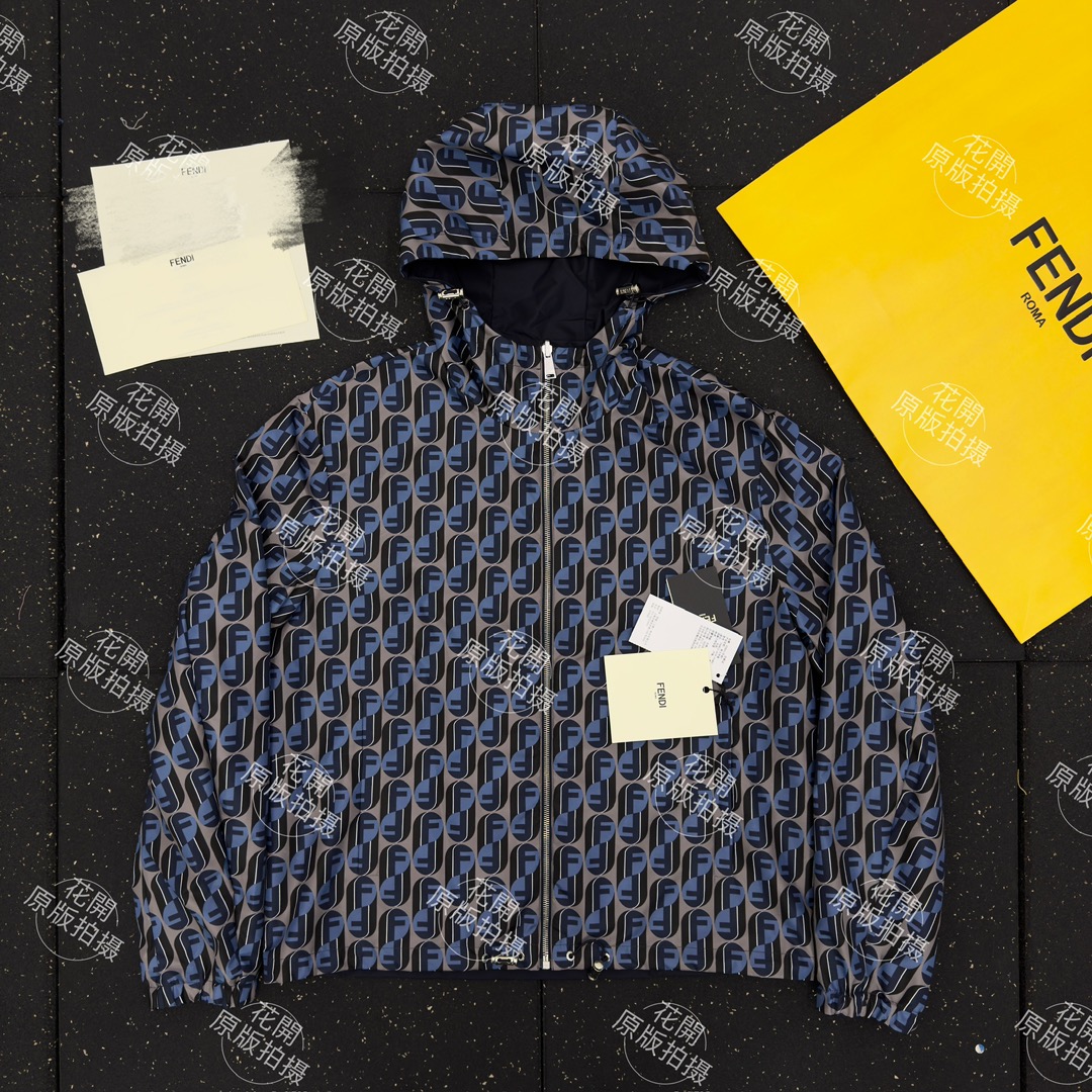。Fendi 双面穿连帽夹克定制智感塑型锦纶风衣料 质感卓越 舒适贴肤 以深邃的灰蓝调作主基调 一衣两境