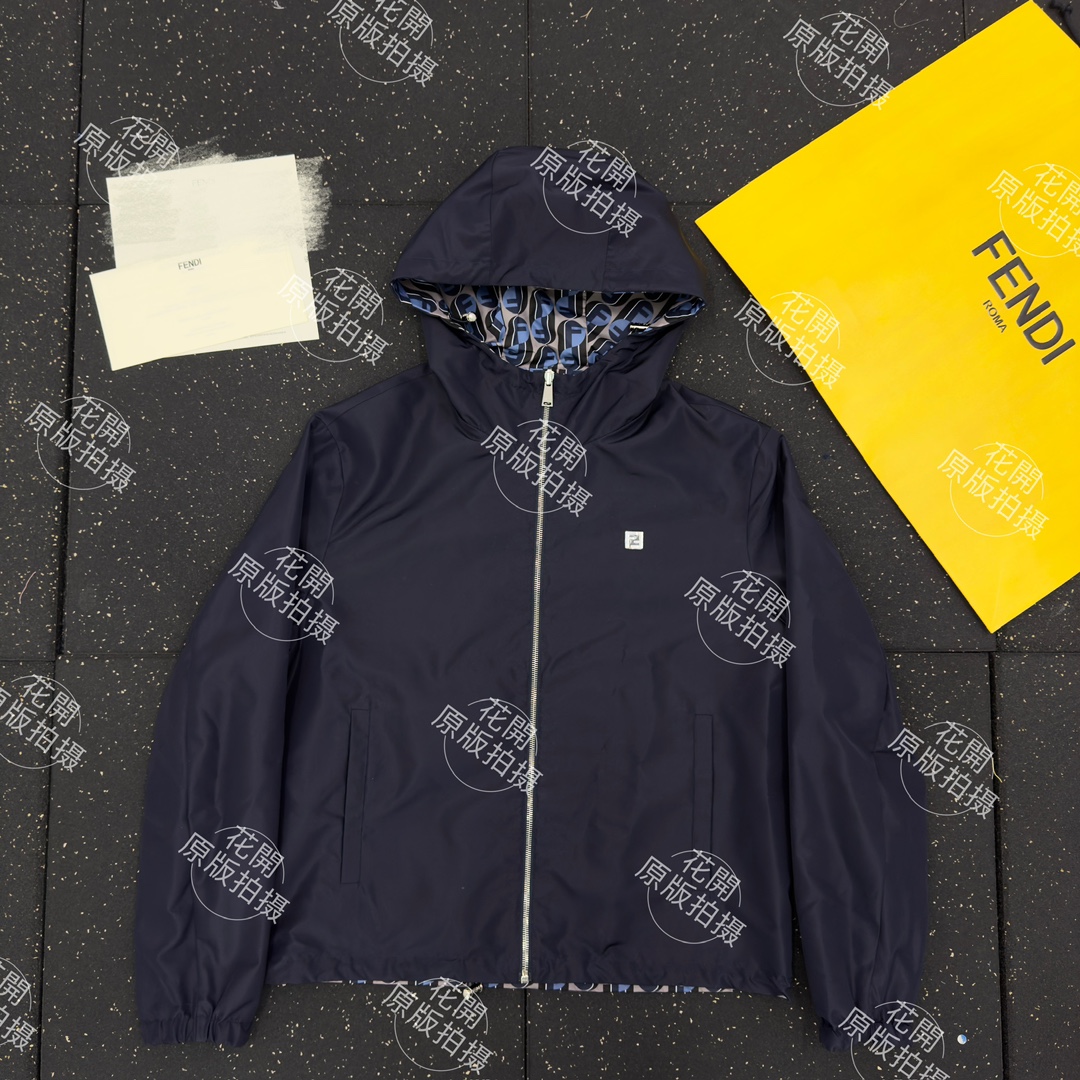 。Fendi 双面穿连帽夹克定制智感塑型锦纶风衣料 质感卓越 舒适贴肤 以深邃的灰蓝调作主基调 一衣两境