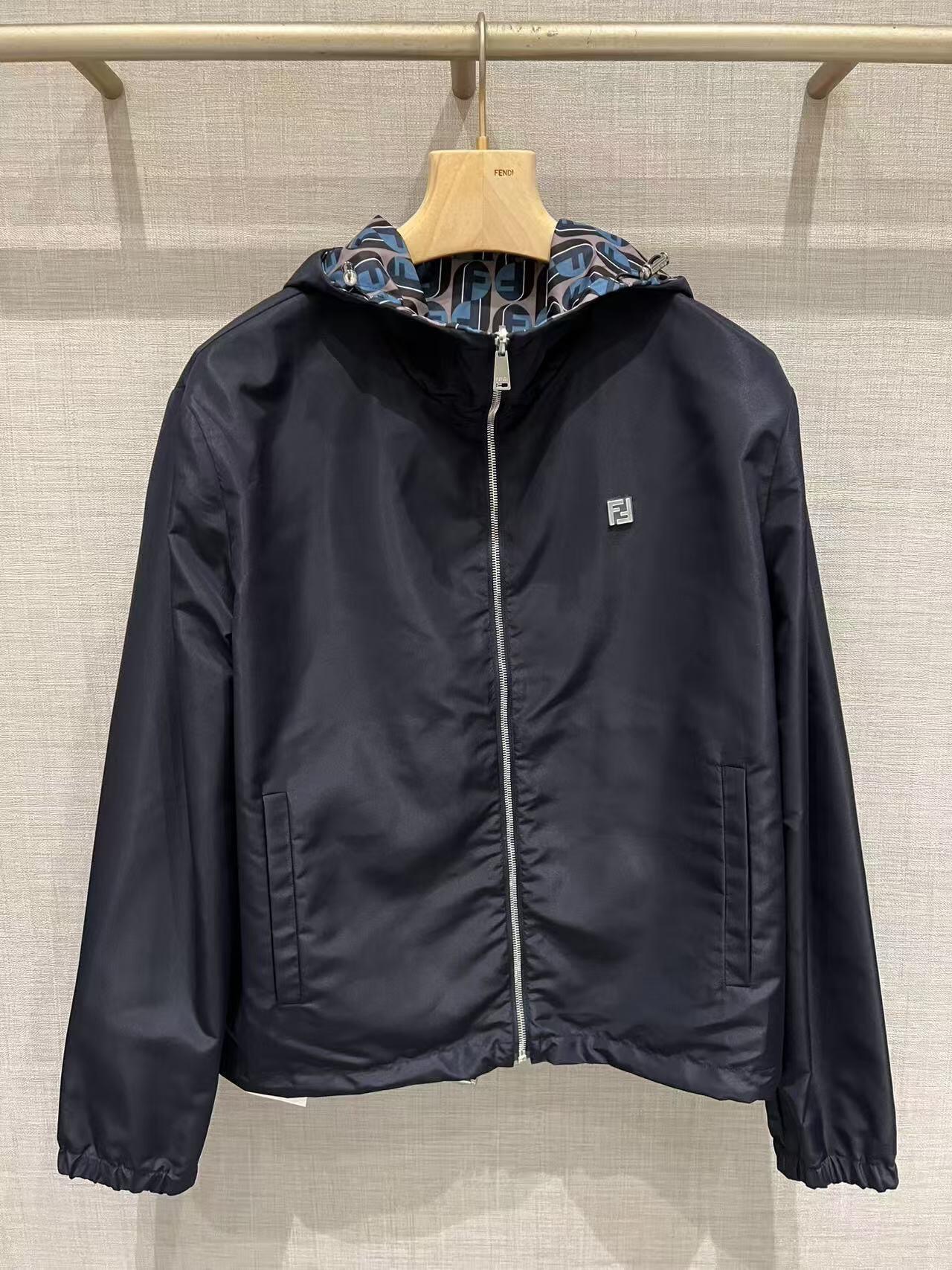 。Fendi 双面穿连帽夹克定制智感塑型锦纶风衣料 质感卓越 舒适贴肤 以深邃的灰蓝调作主基调 一衣两境