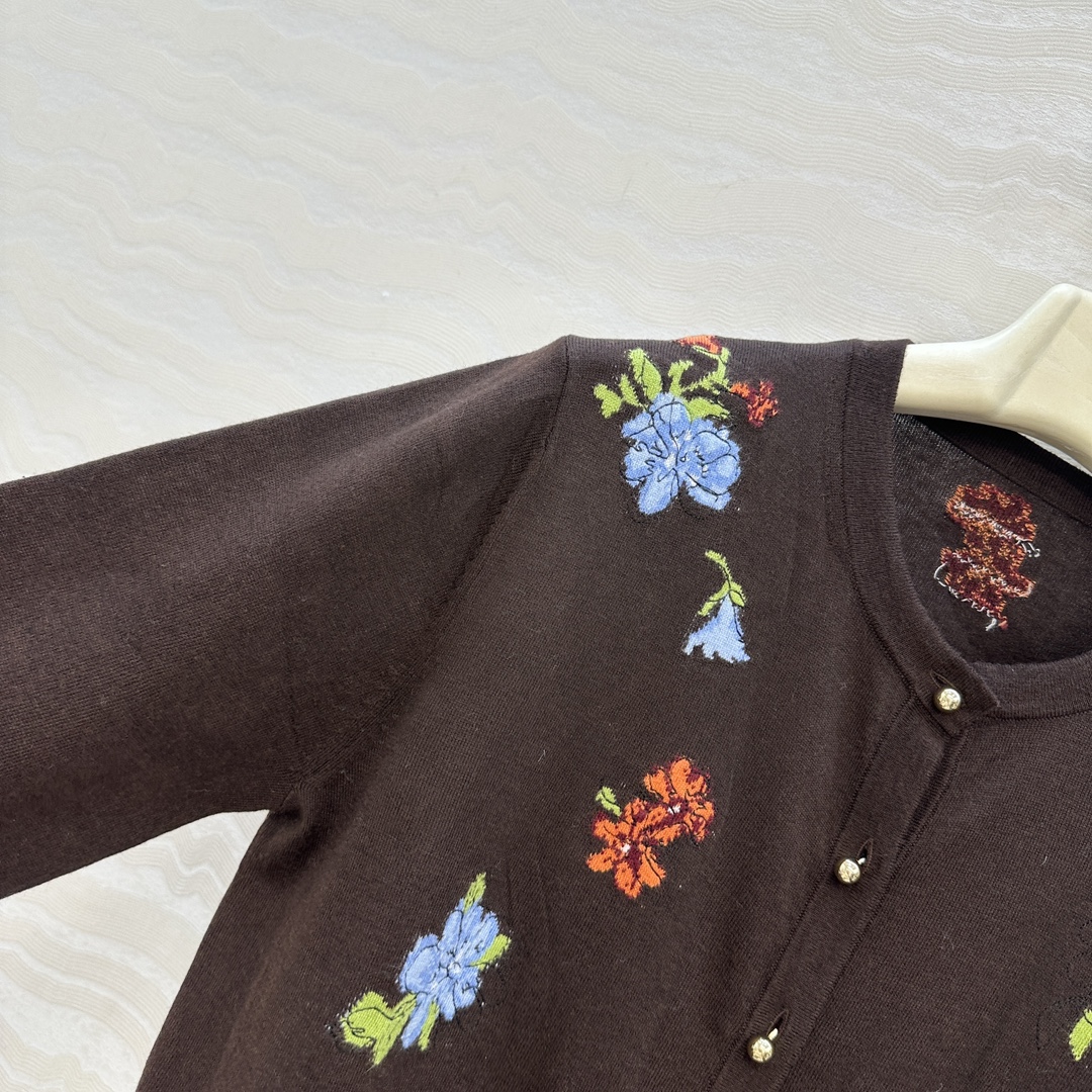 独家首发❤️高端原单品质，ER1980系列，重工艺嵌花刺羊绒开衫小外套！刺绣花朵装饰灵动俏皮。可露丽风减