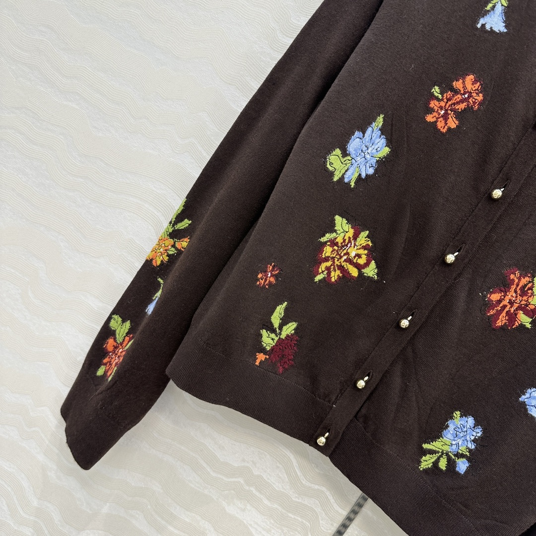 独家首发❤️高端原单品质，ER1980系列，重工艺嵌花刺羊绒开衫小外套！刺绣花朵装饰灵动俏皮。可露丽风减