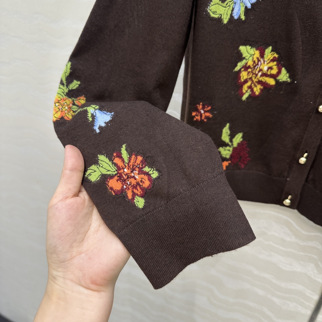 独家首发❤️高端原单品质，ER1980系列，重工艺嵌花刺羊绒开衫小外套！刺绣花朵装饰灵动俏皮。可露丽风减