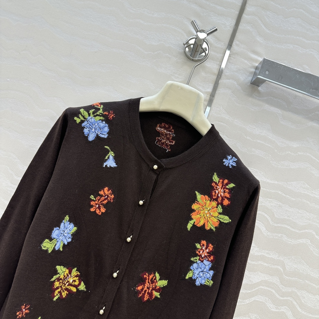 独家首发❤️高端原单品质，ER1980系列，重工艺嵌花刺羊绒开衫小外套！刺绣花朵装饰灵动俏皮。可露丽风减