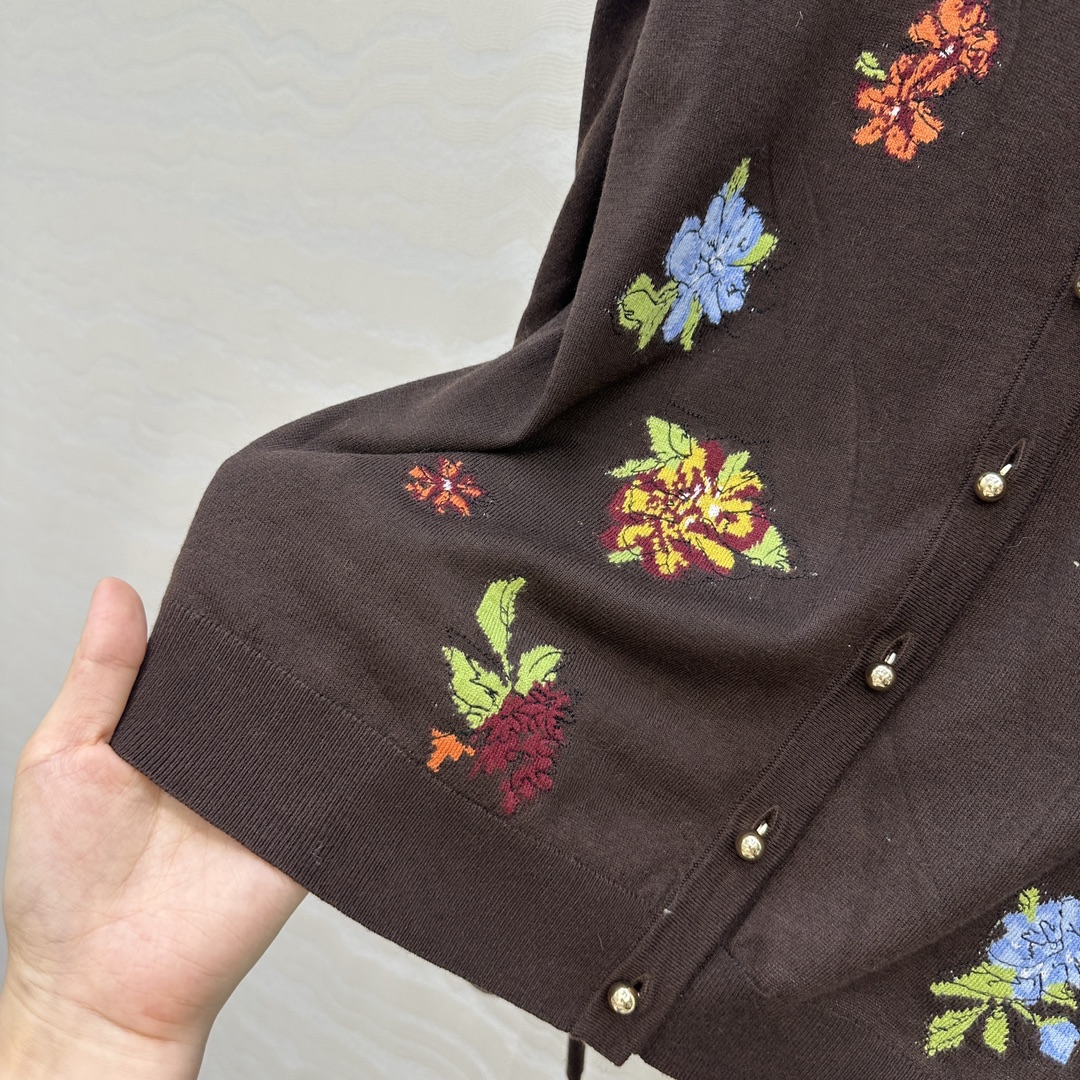 独家首发❤️高端原单品质，ER1980系列，重工艺嵌花刺羊绒开衫小外套！刺绣花朵装饰灵动俏皮。可露丽风减