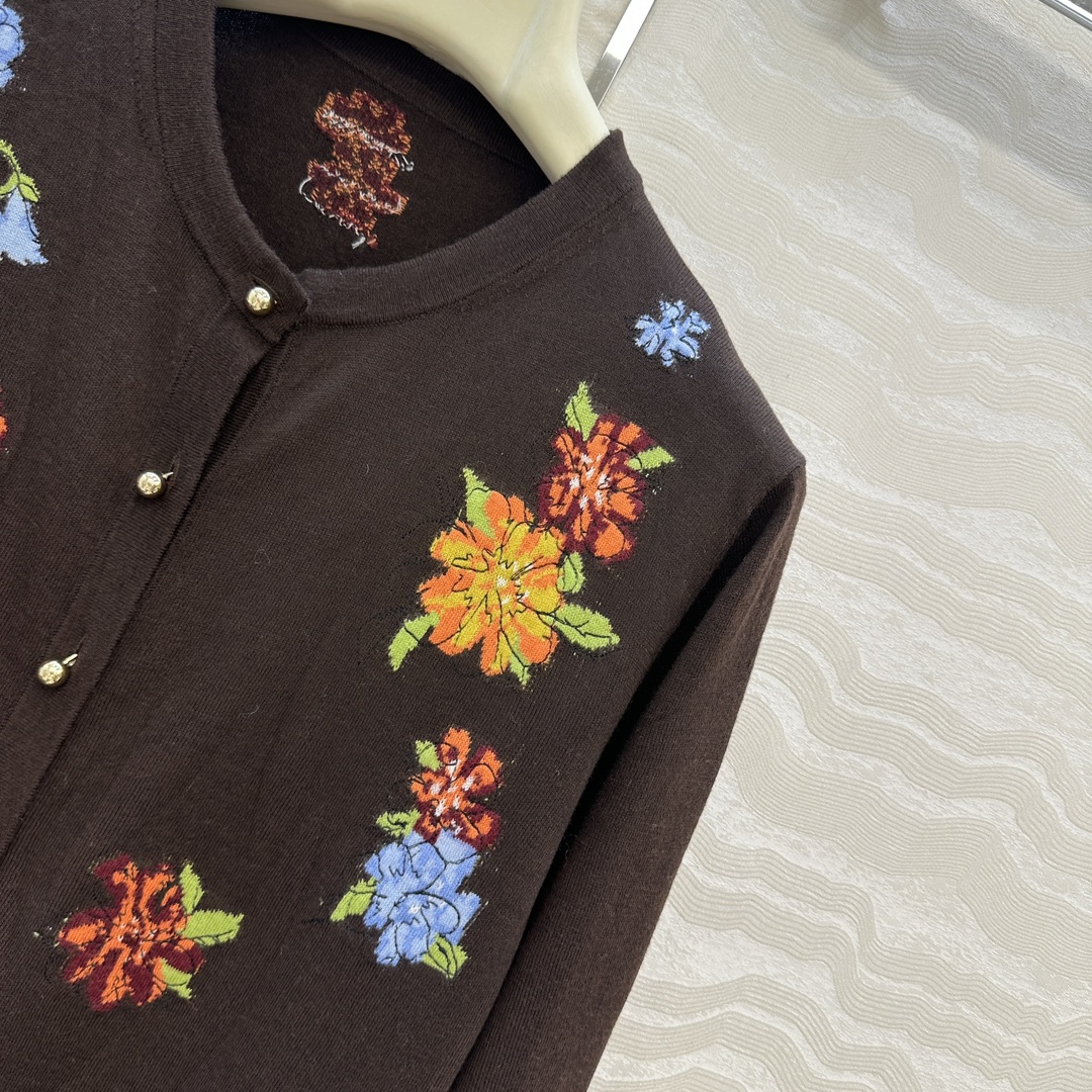 独家首发❤️高端原单品质，ER1980系列，重工艺嵌花刺羊绒开衫小外套！刺绣花朵装饰灵动俏皮。可露丽风减