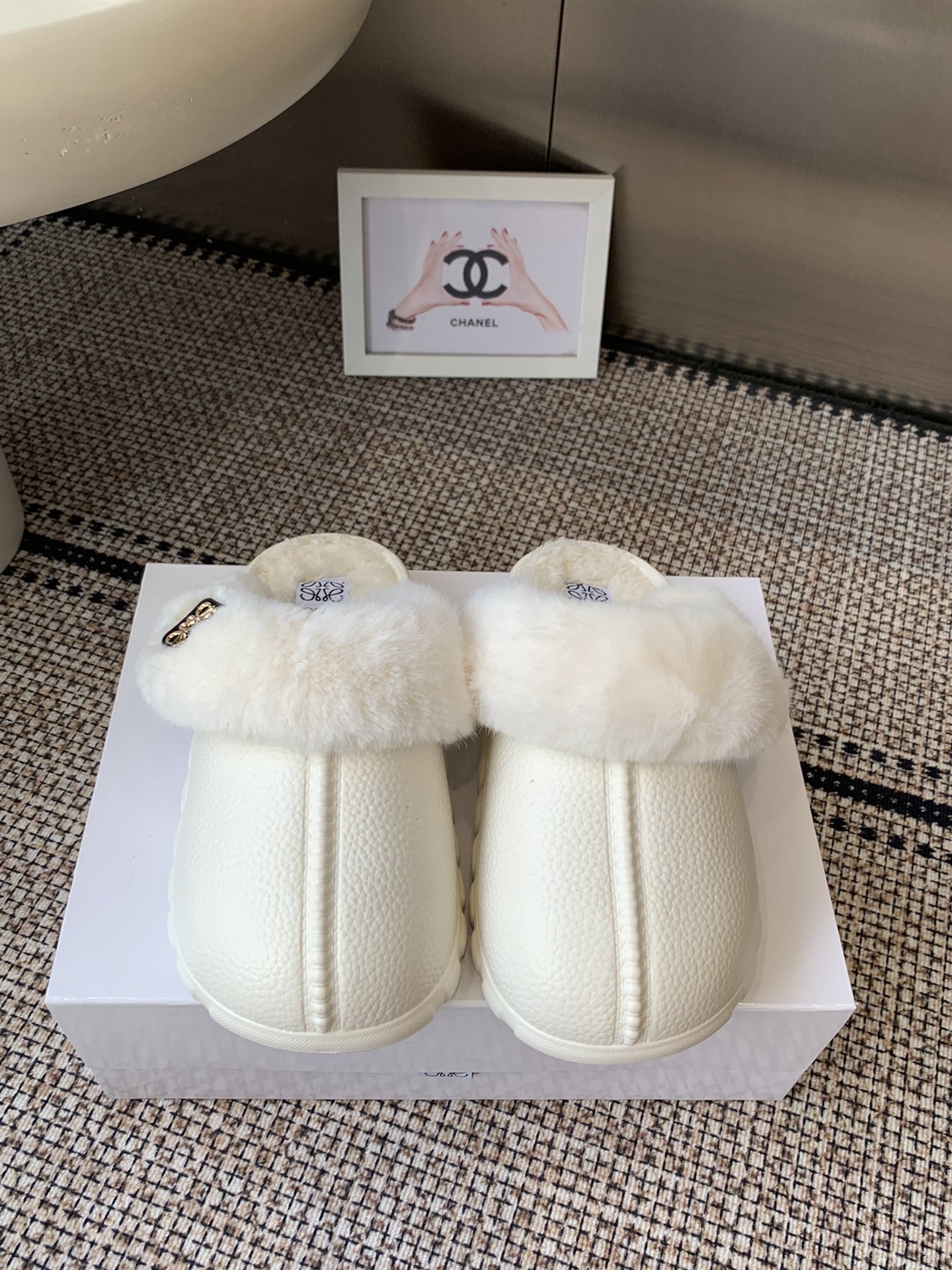 NO:564629,LOEWE 25ss new autumn and winter style wool slippers Ease three-petal head full leather wrapped Birkenstock shoes imported lamb wool material extremely comfortable, very recognizable, both beautiful and practical, comfortable but not monotonous wool slippers. The upper is imported fur, the inner fur/body, the entire foot is wrapped in real wool, and the wear-resistant PU outsole  Size 35-40 (40 customized), semi-slippers, loewe, loewe, slippers19860909LOEWE 罗意威 25ss秋冬新款 毛拖鞋 Ease三连花瓣头 全皮包裹博肯鞋 进口羊羔毛材质 舒适度极高,非常具有辨识度,美貌与实用并存舒适而不单调的毛拖鞋 鞋面进口皮毛一体,内里皮毛/体,整个垫脚包裹全真羊毛,耐磨pu大底 码数35-40（40定做）,半拖毛毛鞋,loewe,loewe,slippers,Women's Shoes