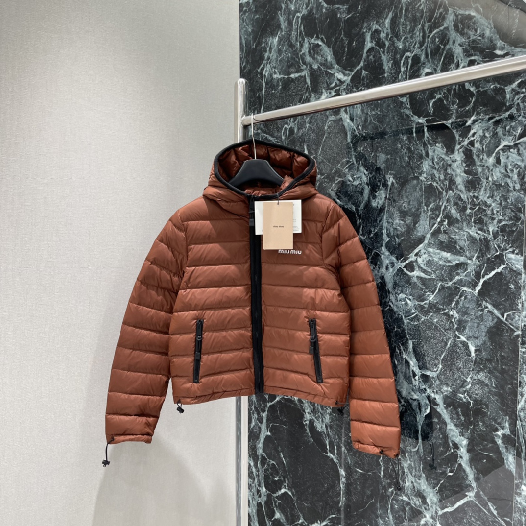Miu 25秋冬新款 连帽细长条羽绒服 白鹅绒填充内里，整件轻盈保暖 连帽羽绒外套 通体米其林细长方形压