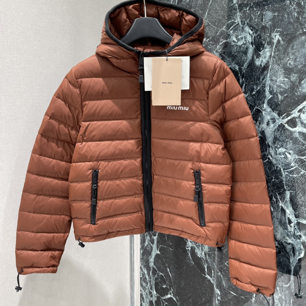Miu 25秋冬新款 连帽细长条羽绒服 白鹅绒填充内里，整件轻盈保暖 连帽羽绒外套 通体米其林细长方形压