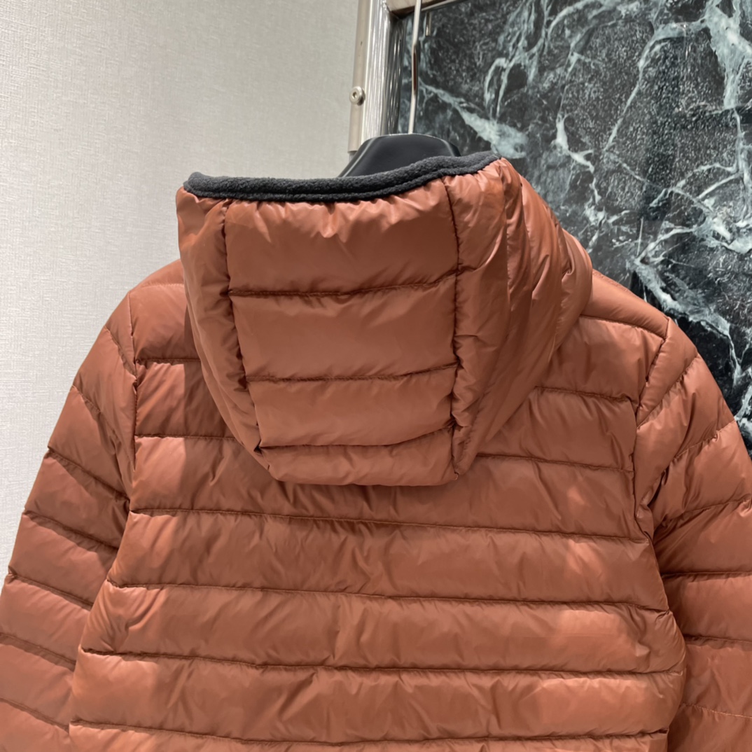 Miu 25秋冬新款 连帽细长条羽绒服 白鹅绒填充内里，整件轻盈保暖 连帽羽绒外套 通体米其林细长方形压