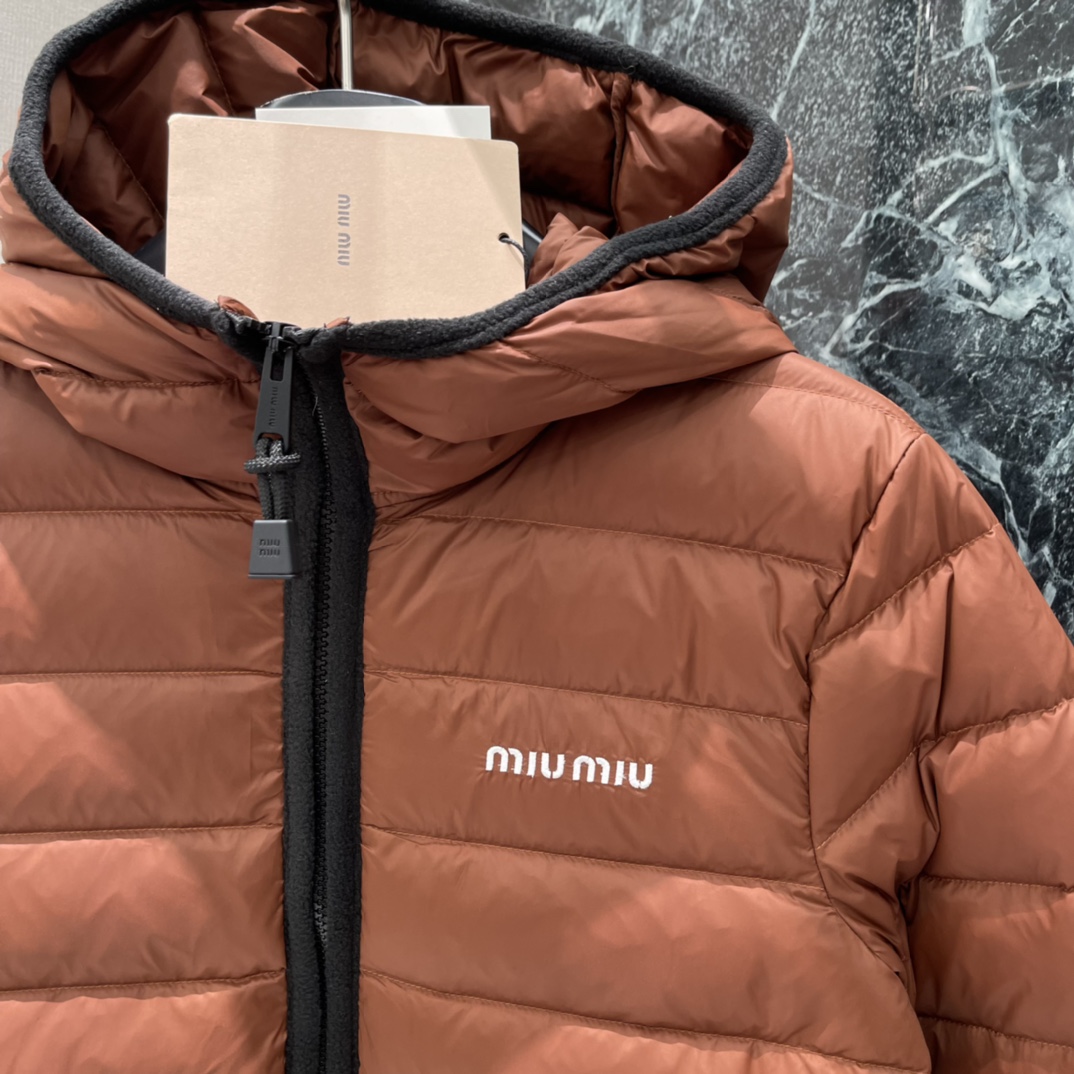 Miu 25秋冬新款 连帽细长条羽绒服 白鹅绒填充内里，整件轻盈保暖 连帽羽绒外套 通体米其林细长方形压