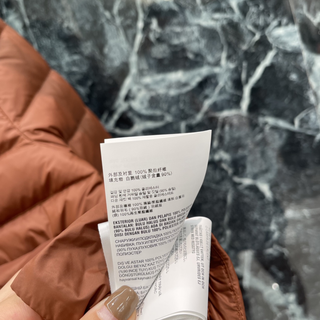 Miu 25秋冬新款 连帽细长条羽绒服 白鹅绒填充内里，整件轻盈保暖 连帽羽绒外套 通体米其林细长方形压