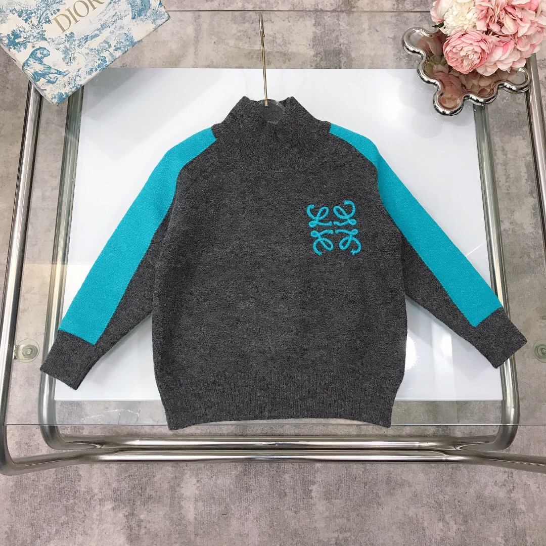 NO:579077,[Ready stock] size- LOEW* color-blocked design sweater is made of original custom-woven custom-dyed high-elastic yarn blend, full of soft and waxy velvet feeling, high-temperature environmentally friendly dyeing technology, the sweater is 580 grams thick and heavy, super warm and high-end fashion style, superimposed with a small amount of nylon spandex, tough and anti-pilling, more durable, comfortable and breathable, and the upper body effect is very good Size-110-120-130-140-150-160-[CM]  Need counter packaging, clothes, loewe, sweaters,19860909【现货发】 size-  LOEW* 拼色设计毛衣 采用原版定织定染高弹纱线混纺,软糯绒感十足,高温环保染色技术,毛衣厚度580克重打造,保暖度超高高级时髦款,叠加少量尼龙氨纶成分,韧性防起球更耐穿,舒适透气 上身效果非常好 尺码-110-120-130-140-150-160-【CM】 需要专柜包装元,衣服,loewe,sweaters,,Children's