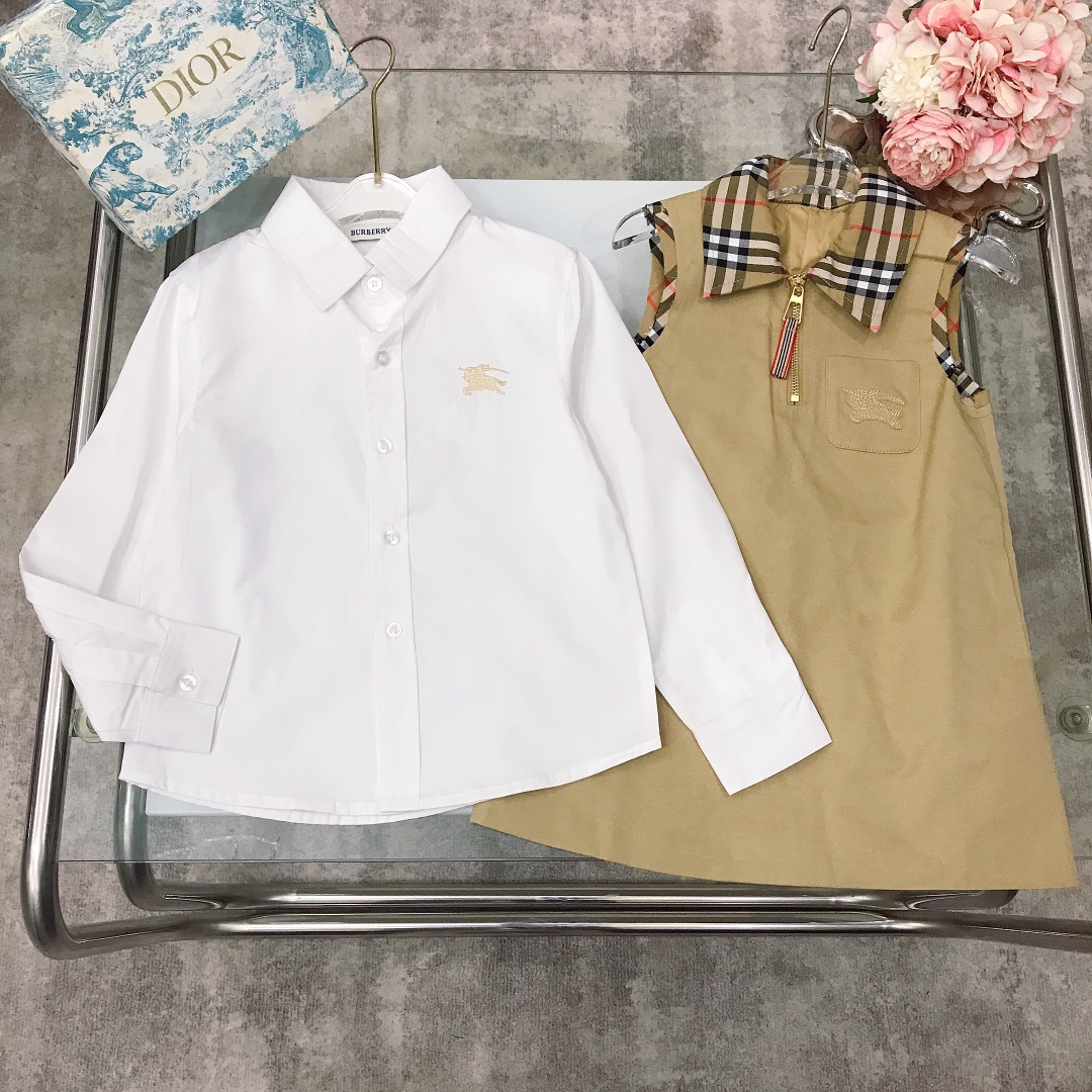 NO:579110,[In stock] Burberr* new two-piece skirt suit [checkered lapel sleeveless vest dress shirt] The collar is designed with zippered checkered lapels and cute striped webbing design. Stiff and stylish straight style. Fashionable high street style. The effect of layering with shirts is super amazing ~ made of imported high-end custom-made cotton fabrics. High-end fashionable style with very good upper body effect. Size--120-130-140-150 [CM]  Need counter packaging, clothes, burberry, skirts, shirts,19860909【现货发】  Burberr* 新款 两件套套裙【格纹翻领无袖背心连衣裙衬衫】领空采用拉链格纹翻领搭配可爱字条纹织带设计 版型硬挺有型直筒款式 时髦高街款式 搭配衬衫叠穿效果超级惊艳～采用进口高端定制定制纯棉面料裁制 高级时髦款 上身效果非常好 尺码--120-130-140-150【CM】 需要专柜包装元,衣服,burberry,skirts,shirts,,Children's