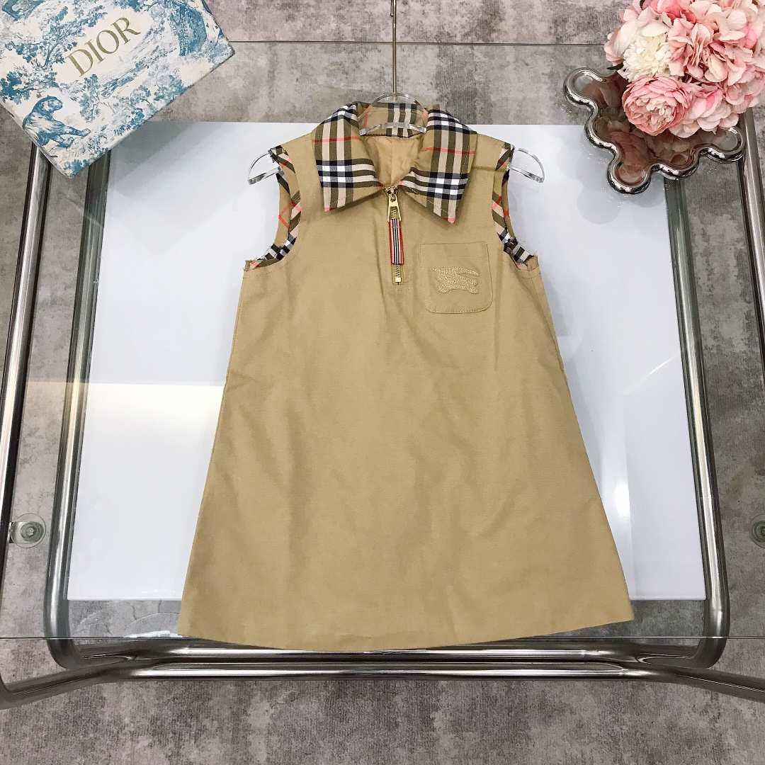 NO:579104,[Ready stock] Size 90 - Burberr* new plaid lapel sleeveless vest dress with zippered plaid lapel and cute striped webbing design. Stiff and stylish straight style. Fashionable high street style. The effect is super stunning when worn alone or layered with a shirt ~ Made of imported high-end custom-made cotton fabrics. High-end fashion style with very good upper body effect. Size-110-120-130-140-[CM]  Need counter packaging, clothes, burberry, skirts, shirts,19860909【现货发】  尺寸90- Burberr* 新款 格纹翻领无袖背心连衣裙领空采用拉链格纹翻领搭配可爱字条纹织带设计 版型硬挺有型直筒款式 时髦高街款式 单穿或者搭配衬衫叠穿效果超级惊艳～采用进口高端定制定制纯棉面料裁制 高级时髦款 上身效果非常好 尺码-110-120-130-140-【CM】 需要专柜包装元,衣服,burberry,skirts,shirts,,Children's