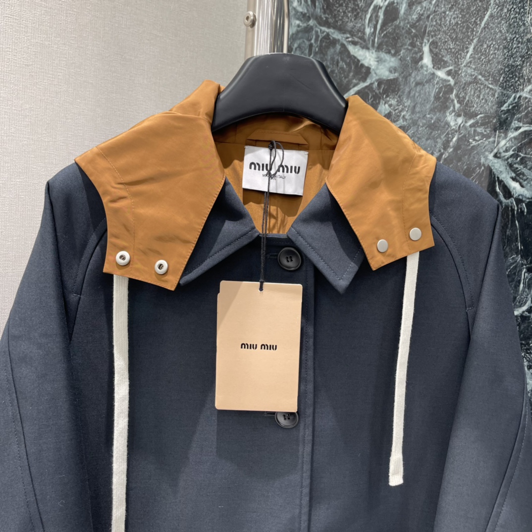 Miu 25秋冬新款 撞色连帽拼接假两件大衣 单排扣西装式风衣世帽子可拆卸miu系穿搭简约层次感 时髦配
