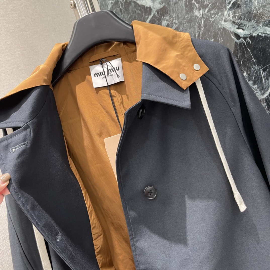 Miu 25秋冬新款 撞色连帽拼接假两件大衣 单排扣西装式风衣世帽子可拆卸miu系穿搭简约层次感 时髦配