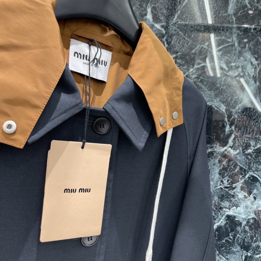 Miu 25秋冬新款 撞色连帽拼接假两件大衣 单排扣西装式风衣世帽子可拆卸miu系穿搭简约层次感 时髦配