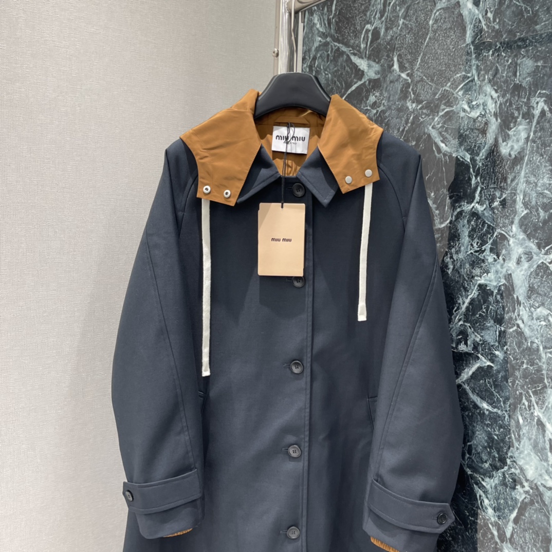 Miu 25秋冬新款 撞色连帽拼接假两件大衣 单排扣西装式风衣世帽子可拆卸miu系穿搭简约层次感 时髦配