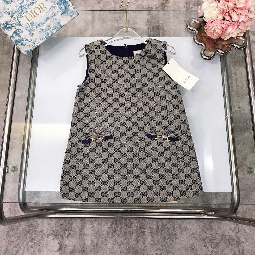 NO:579098,[Ready stock] Size 90- GUCC* New style high-end blue jacquard denim dress Fully jacquard double GG letters Stiff and stylish straight style Fashionable high street style Wear alone or layered with a shirt, the effect is super stunning ~ Made of imported high-end custom-made pure cotton fabrics High-end fashionable style with very good upper body effect Size 90--110-120-130-140-[CM]  Need counter packaging, clothes, gucci, skirts, shirts,19860909【现货发】  尺寸90- GUCC* 新款 高级蓝提花牛仔连衣裙 全面提花双GG字母 版型硬挺有型直筒款式 时髦高街款式 单穿或者搭配衬衫叠穿效果超级惊艳～采用进口高端定制定制纯棉面料裁制 高级时髦款 上身效果非常好 尺码90--110-120-130-140-【CM】 需要专柜包装元,衣服,gucci,skirts,shirts,,Children's