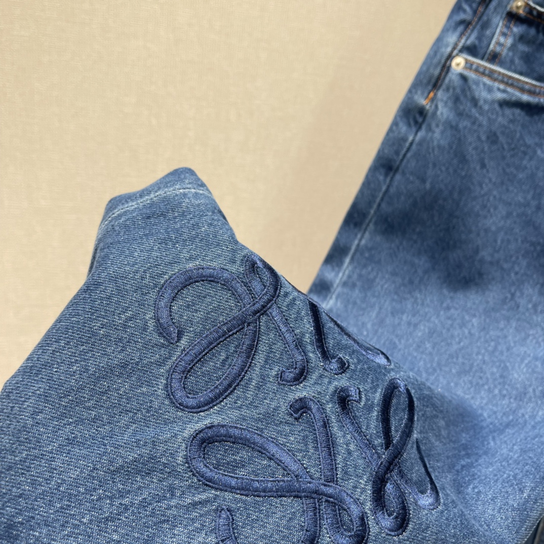 罗意威 25秋冬新款 直筒刺绣徽标牛仔裤 面料柔软舒适 透气性好反复酵素水洗工艺处理通体复古深蓝牛仔配合