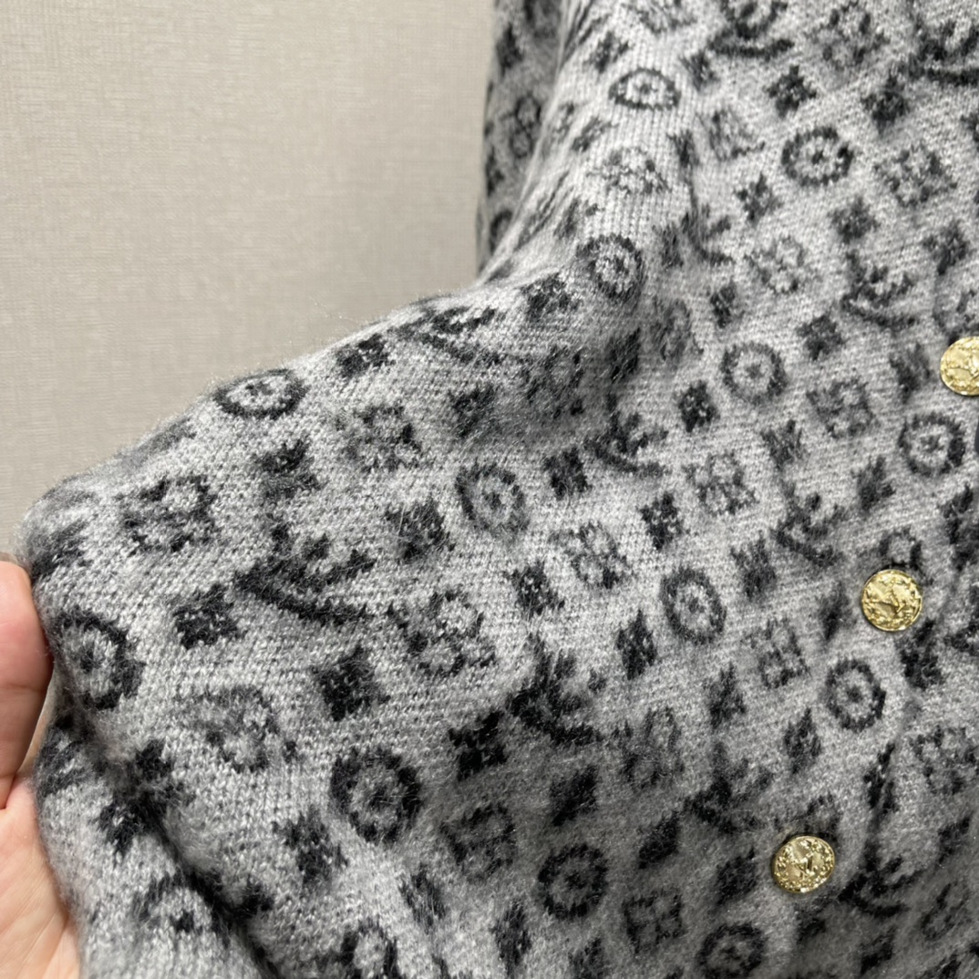 路易 25秋冬新款 圆领提花针织开衫 圆领设计简约大方 能够自然修饰颈部线条 展现出优雅的气质 利落的短