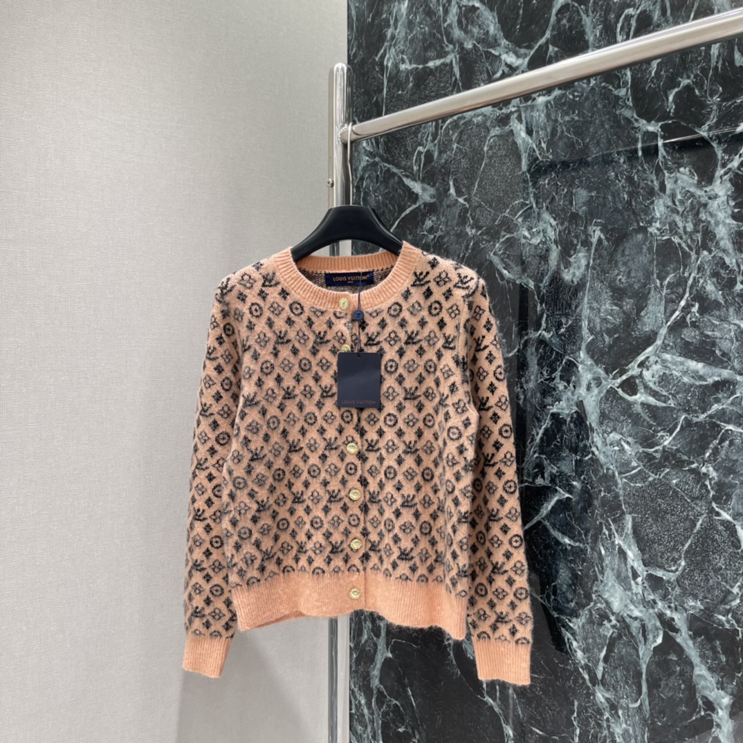 路易 25秋冬新款 圆领提花针织开衫 圆领设计简约大方 能够自然修饰颈部线条 展现出优雅的气质 利落的短