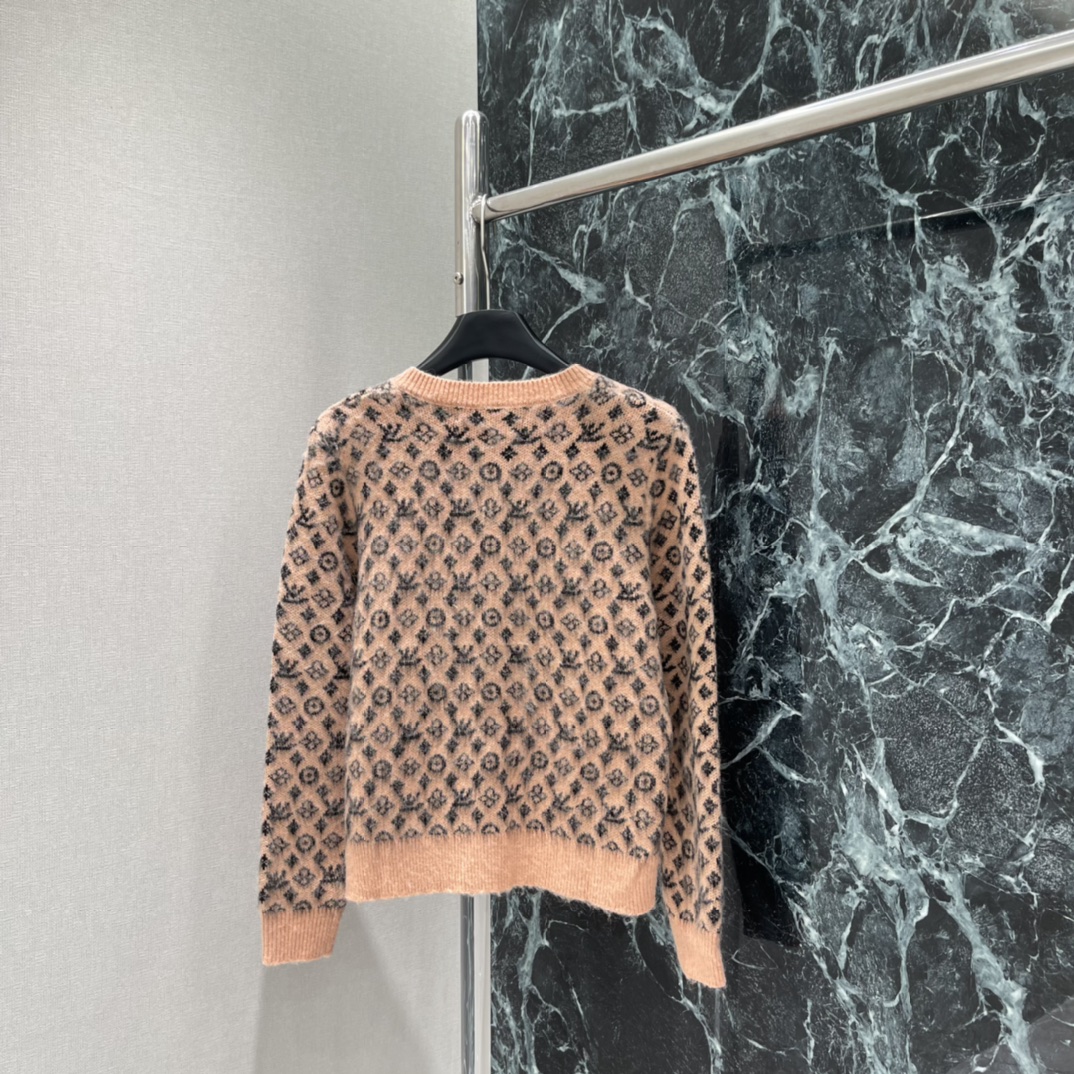 路易 25秋冬新款 圆领提花针织开衫 圆领设计简约大方 能够自然修饰颈部线条 展现出优雅的气质 利落的短