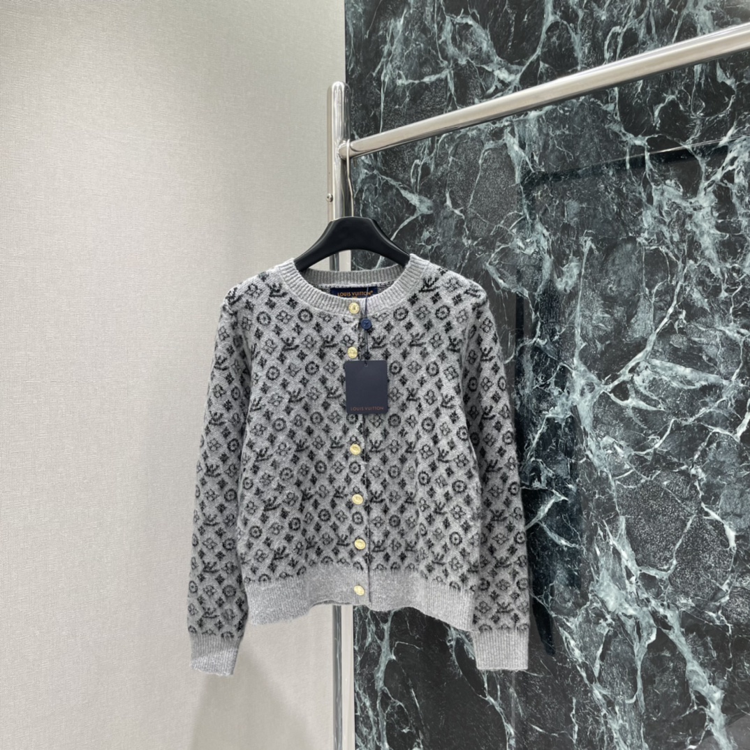 路易 25秋冬新款 圆领提花针织开衫 圆领设计简约大方 能够自然修饰颈部线条 展现出优雅的气质 利落的短