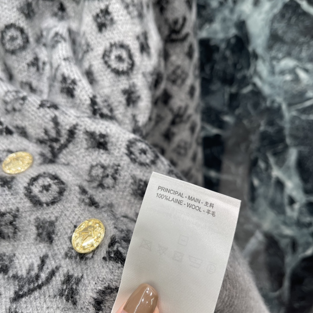 路易 25秋冬新款 圆领提花针织开衫 圆领设计简约大方 能够自然修饰颈部线条 展现出优雅的气质 利落的短