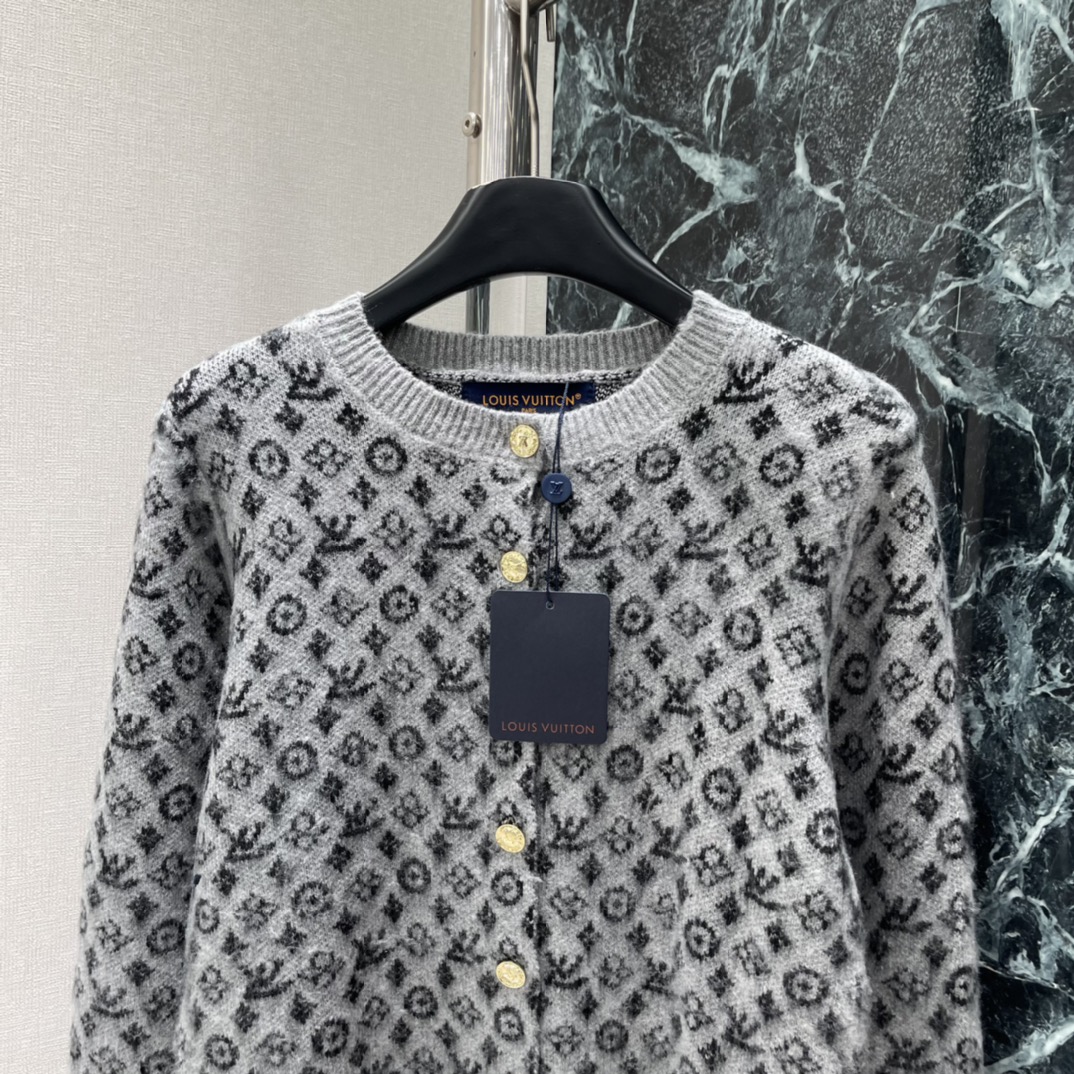 路易 25秋冬新款 圆领提花针织开衫 圆领设计简约大方 能够自然修饰颈部线条 展现出优雅的气质 利落的短