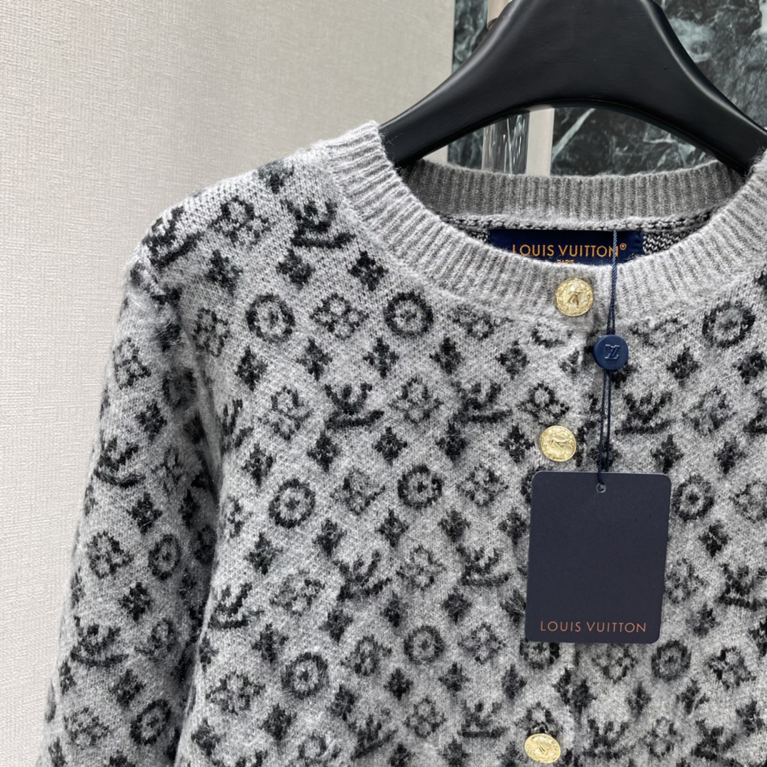 路易 25秋冬新款 圆领提花针织开衫 圆领设计简约大方 能够自然修饰颈部线条 展现出优雅的气质 利落的短