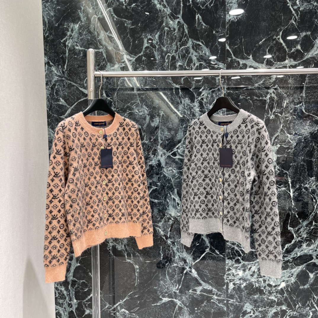 路易 25秋冬新款 圆领提花针织开衫 圆领设计简约大方 能够自然修饰颈部线条 展现出优雅的气质 利落的短