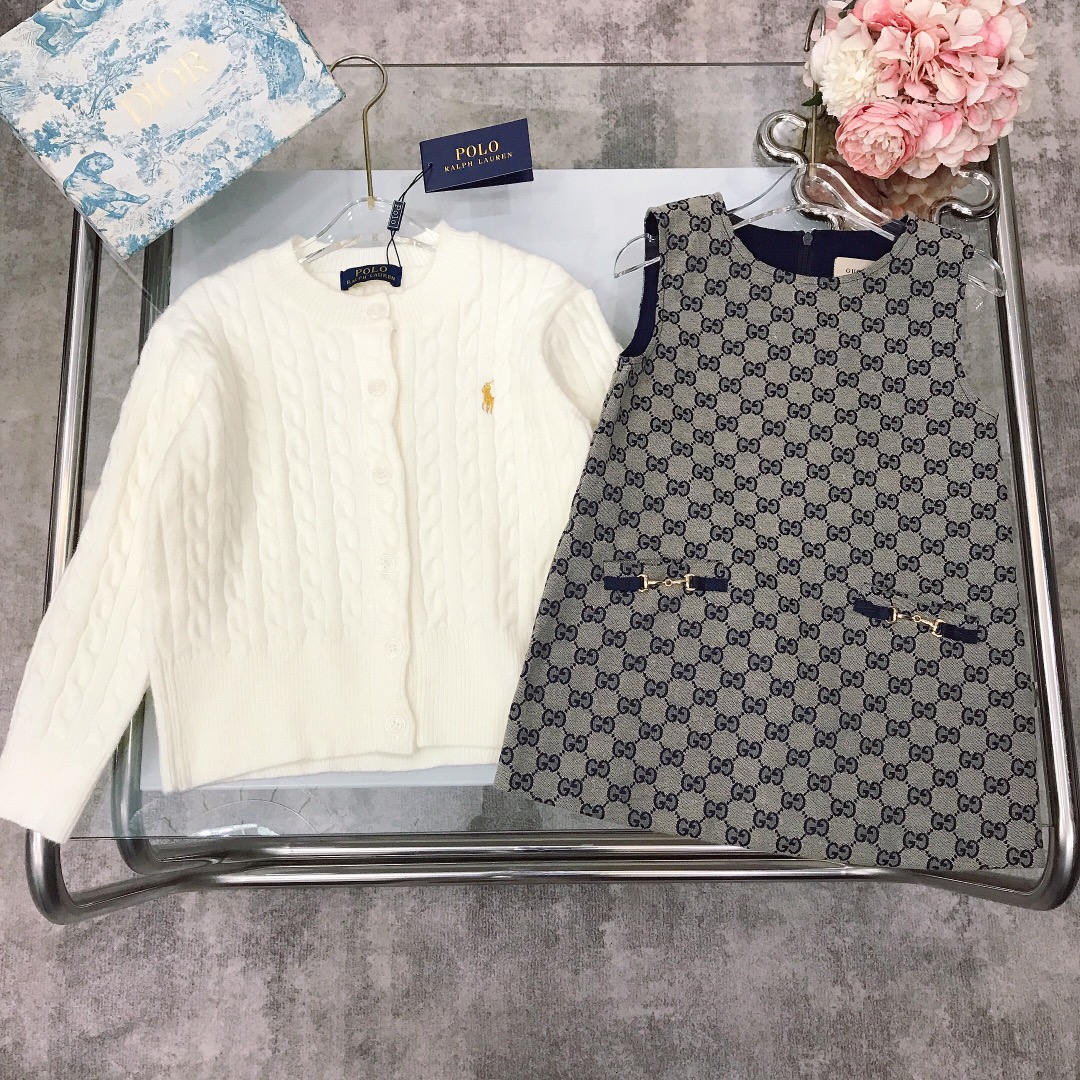 NO:579121,[Available in stock] GUCC* & POLO two-piece combination skirt suit~Golden pony embroidery, milky white twist knitted cardigan sweater, paired with double GG jacquard denim sleeveless vest dress. The combination combines old money style and fashionable wealthy daughter. It is made of imported high-end custom-made pure cotton fabrics. High-end fashion style. The upper body effect is very good. Color white gray Size--120-130-140-150 [CM]  Need counter packaging, clothes, gucci, skirts, sweaters,19860909【现货发】  GUCC* & POLO 两件套组合套裙～金色小马刺绣奶白色麻花针织开衫毛衣搭配双GG提花牛仔无袖小背心连衣裙组合同时拿捏老钱风和时髦富家千金即视感采用进口高端定制定制纯棉面料裁制 高级时髦款 上身效果非常好 颜色白色 灰色 尺码--120-130-140-150【CM】 需要专柜包装元,衣服,gucci,skirts,sweaters,,Children's