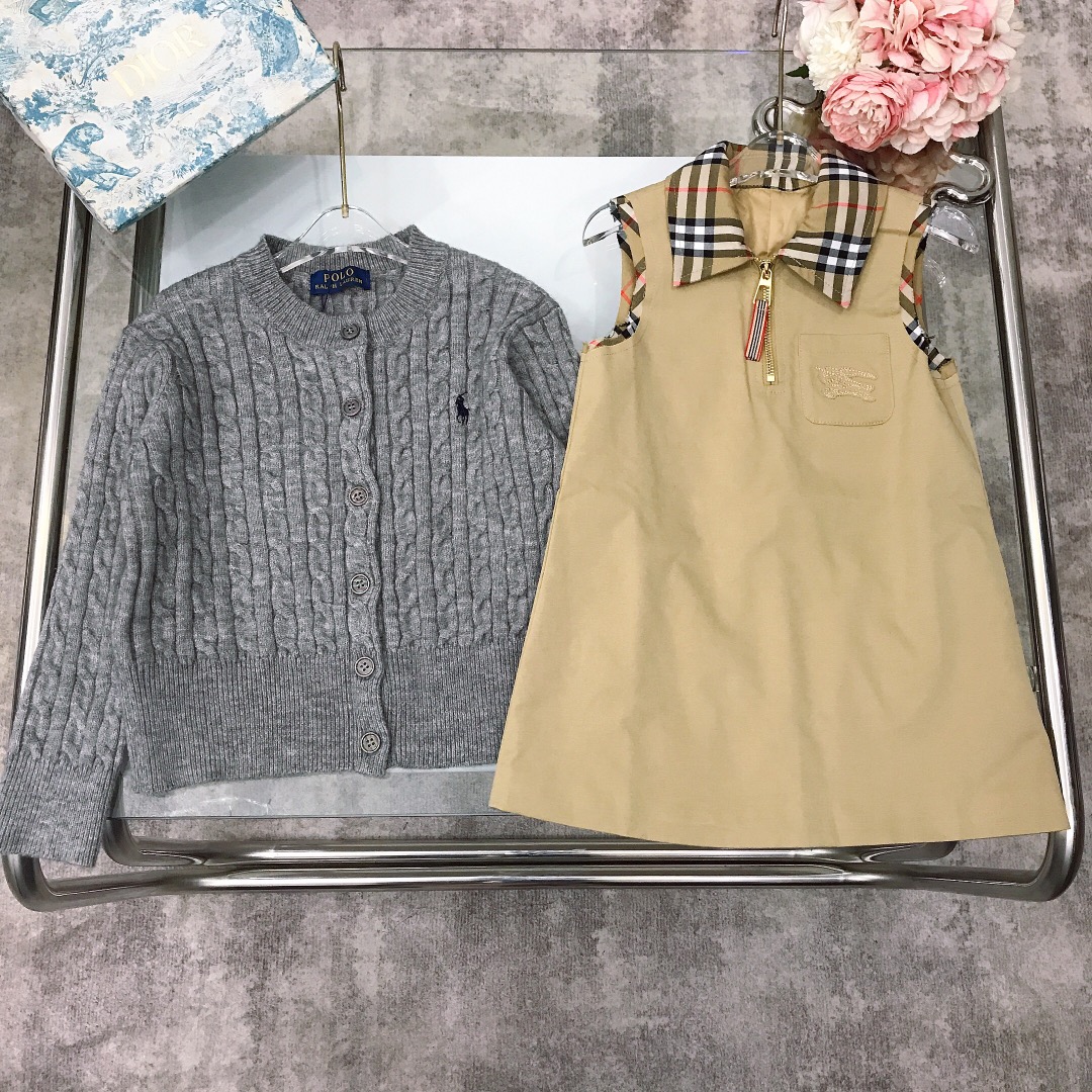 NO:579116,[Available in stock] Burberr*&POLO two-piece combination skirt ~ golden pony embroidered milky white twist knitted cardigan sweater with lapel plaid sleeveless vest dress combination that captures the old money style and fashionable wealthy daughter. It is made of imported high-end custom-made pure cotton fabrics. High-end fashion style. The upper body effect is very good. Color white gray Size--120-130-140-150 [CM]  Need counter packaging, clothes, burberry, skirts, sweaters,19860909【现货发】  Burberr*&POLO 两件套组合套裙～金色小马刺绣奶白色麻花针织开衫毛衣搭配翻领格纹无袖小背心连衣裙组合同时拿捏老钱风和时髦富家千金即视感采用进口高端定制定制纯棉面料裁制 高级时髦款 上身效果非常好 颜色白色 灰色 尺码--120-130-140-150【CM】 需要专柜包装元,衣服,burberry,skirts,sweaters,,Children's