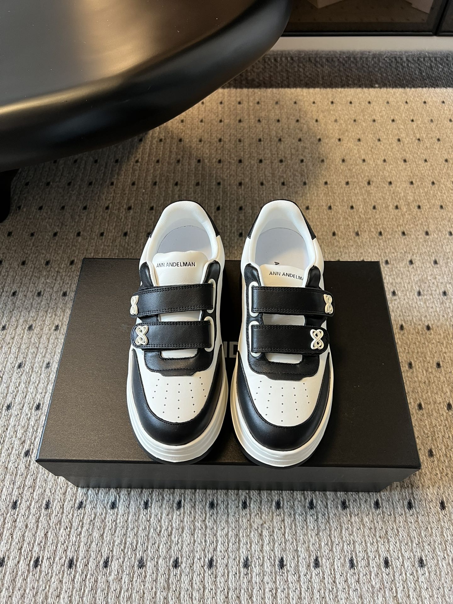 NO:545711,Top quality ANN ANDELMA* 25SS latest classic thick-soled shoes combine retro sports with pioneering fashion sense, with Velcro as the core design element, and the brand's iconic metal buckle decoration, thick sole increases the height and kills two birds with one stone. Black and white, all white, silver and other colors are simple and recognizable, and the style is between street fashion and light luxury casual. The upper is made of high-quality leather, with a crisp texture and wear-resistant; Velcro design is easy to put on and off, the metal buckle is exquisite, the thick sole structure is stable, and it is comfortable to wear and enhances the layering of the shape. Upper cowhide inner mesh cloth, outsole rubber foam sole Size35 -40 size (40 size custom made without return or exchange), casual shoes/sports shoes, sneakers, cowhide19860909顶级品质 ANN ANDELMA* 25SS最新款经典厚底板鞋 融合复古运动与先锋时尚感,以魔术贴为核心设计元素,搭配品牌标志性的金属扣装饰,厚底增高一举两得,黑白、全白、银白等配色简约又具辨识度,风格介于街头潮酷与轻奢休闲之间. 鞋面采用优质皮革,质感挺括且耐磨；魔术贴设计方便穿脱,金属扣工艺精致,厚底结构稳固,穿着舒适同时提升造型层次感. 鞋面牛皮 内里网布 大底橡胶发泡大底 Size35 -40码（40码订做不退换）,休闲鞋/运动鞋,sneakers,cowhide,Women's Shoes