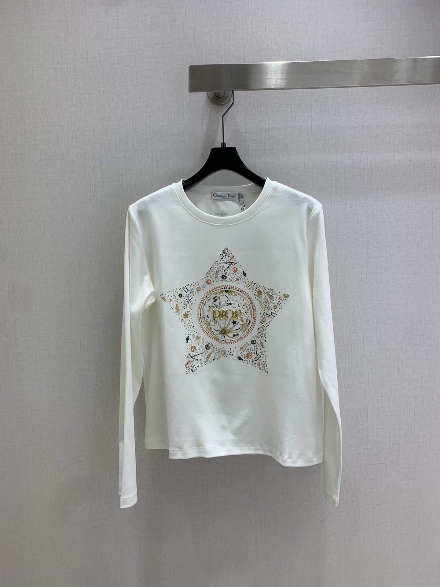 NO:544870,Highly recommended DIO*2025 early autumn new five-pointed star beaded and rhinestone long-sleeved top  Customized YB twill cotton material, comfortable texture, stretchy and easy to wear, round neck long-sleeved top, beading technology on the chest to embellish the complete rhinestone letter logo, the outer outline is decorated with irregular sequin printing combined into a five-pointed star pattern, jumping black and white brown and yellow colors, adding a sense of playfulness, regular fit version, the upper body is full of vitality, refreshing and age-reducing, the first choice for inner and outer wear in autumn and winter. Customized surface accessories Look for the version High version Two colors SML code  High quality ABC, dior, alexander wang19860909强烈推荐 DIO*2025早秋新款 五角星钉珠水钻长袖上衣 定制YB斜纹全棉材质,质感舒适,弹力好穿,圆领长袖上衣裁剪,胸前以钉珠工艺点缀完整水钻字母徽标,外轮廓以不规则亮片印花组合成五角星图案装饰,跳跃黑白棕黄配色,增添俏皮感,常规合身版型,上身尽显活力,清爽减龄,秋冬内搭外穿首选.定制面辅料 认准版本 高版本 两个色 SML码 高品质ABC,,dior,alexander wang,Women's clothing