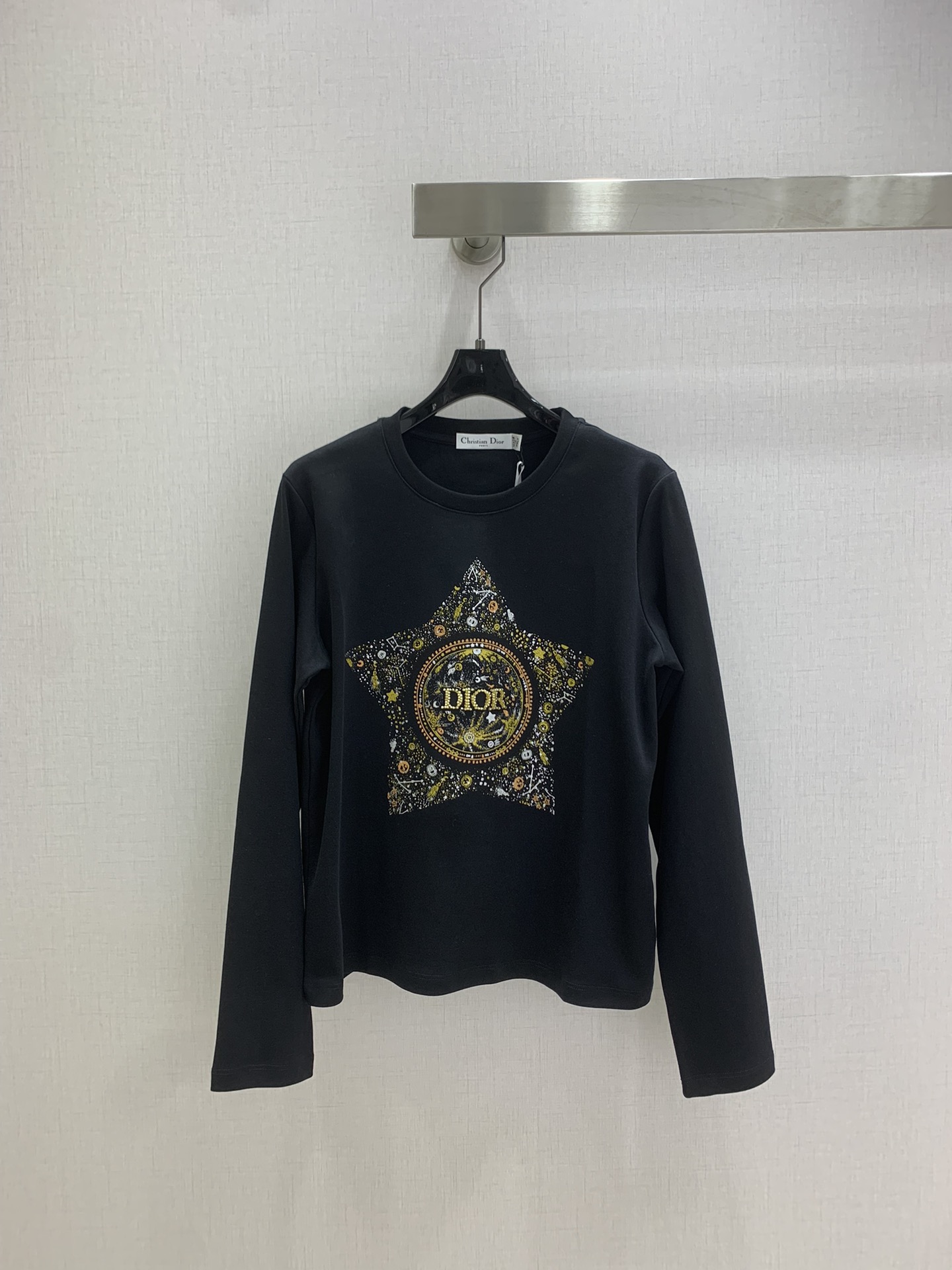 NO:544886,Highly recommended DIO*2025 early autumn new five-pointed star beaded and rhinestone long-sleeved top  Customized YB twill cotton material, comfortable texture, stretchy and easy to wear, round neck long-sleeved top, beading technology on the chest to embellish the complete rhinestone letter logo, the outer outline is decorated with irregular sequin printing combined into a five-pointed star pattern, jumping black and white brown and yellow colors, adding a sense of playfulness, regular fit version, the upper body is full of vitality, refreshing and age-reducing, the first choice for inner and outer wear in autumn and winter. Customized surface accessories Look for the version High version Two colors SML code  High quality ABC, dior, alexander wang19860909强烈推荐 DIO*2025早秋新款 五角星钉珠水钻长袖上衣 定制YB斜纹全棉材质,质感舒适,弹力好穿,圆领长袖上衣裁剪,胸前以钉珠工艺点缀完整水钻字母徽标,外轮廓以不规则亮片印花组合成五角星图案装饰,跳跃黑白棕黄配色,增添俏皮感,常规合身版型,上身尽显活力,清爽减龄,秋冬内搭外穿首选.定制面辅料 认准版本 高版本 两个色 SML码 高品质ABC,,dior,alexander wang,Women's clothing