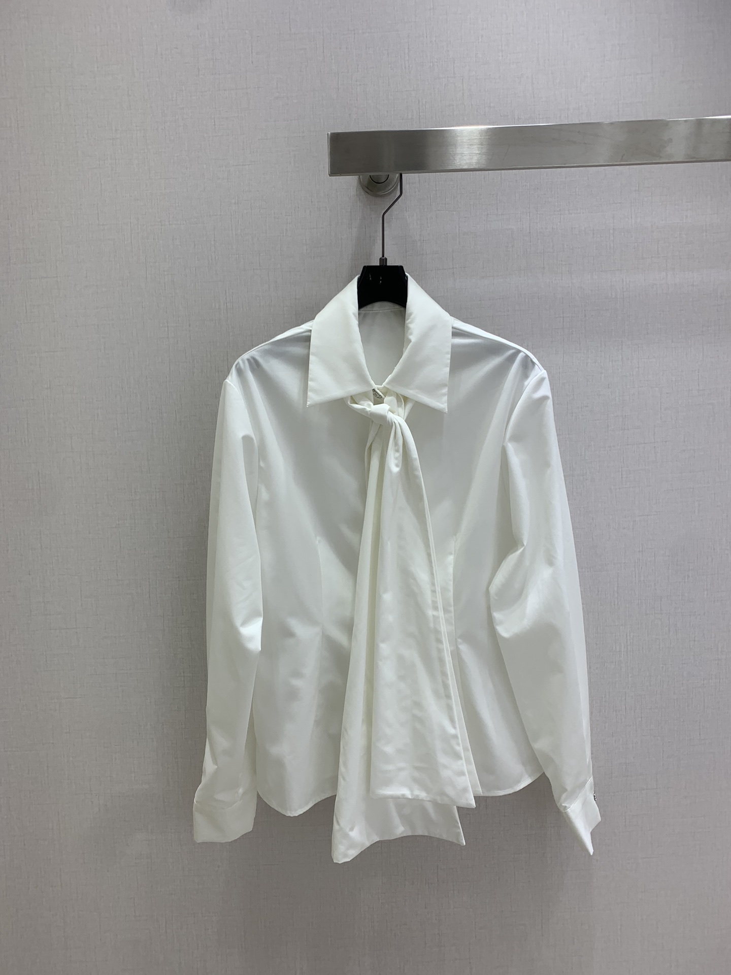 NO:544749,Highly recommended CHA*2025 early autumn new style, tie long-sleeved shirt, high-end custom skin-friendly cotton fabric, fabric skin-friendly and breathable, lapel single-breasted design, slim and high-end cotton feeling, lazy people can easily wear it slack, relaxed vacation outfit, no picky body shape, can also wear it alone, match at will, one color, SML code, high-quality ABC,,shirts,ties,alexander wang19860909强烈推荐 CHA*2025早秋新款 领带长袖衬衫 高级定制亲肤棉感面料 面料亲肤透气 翻领单排扣设计 显瘦又高级的棉感 懒人也能轻松穿出松弛感 轻松度假穿搭 完全不挑身型也可单穿 随意搭配 一个色 SML码 高品质ABC,,shirts,ties,alexander wang,Women's clothing