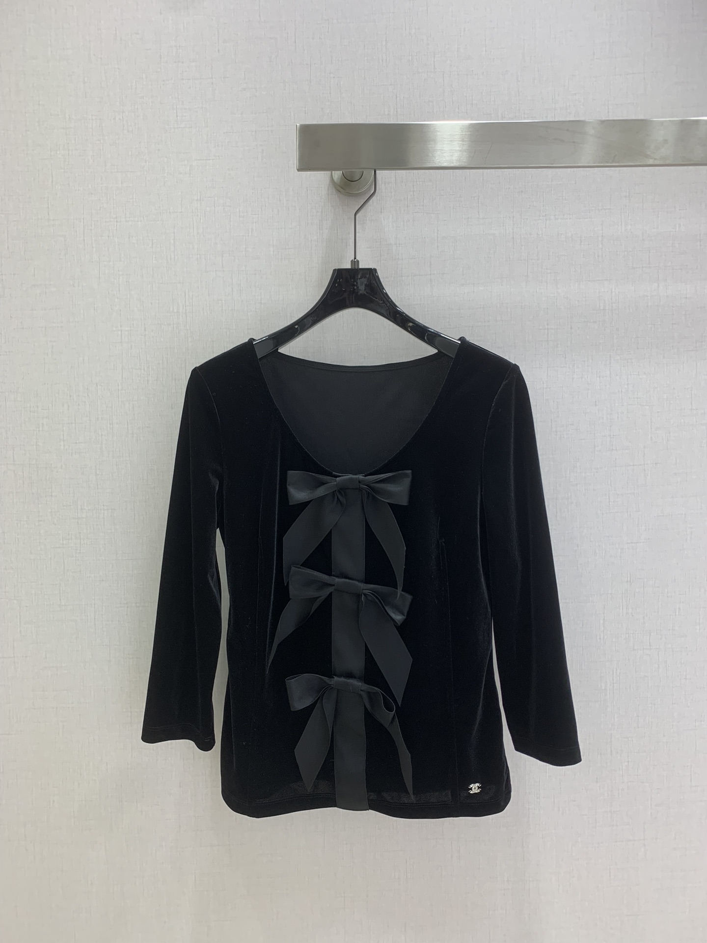 NO:544732,Highly recommended CHA*2025 early autumn new style, bow velvet long-sleeved top, high-end ready-to-wear series, gold velvet bow top, high-end gold velvet fabric, velvet's unique smooth luster flows in the light, and the classic V-neck design modifies the neck line; the three-dimensional bow created by satin ribbon injects a playful girlish atmosphere into the mature feeling of velvet, the satin and velvet material collide, making the texture layer richer. One color SML code, high-quality ABC,,alexander wang19860909强烈推荐 CHA*2025早秋新款 蝴蝶结丝绒长袖上衣 高级成衣系列 金丝绒蝴蝶结上衣高级金丝绒面料 丝绒特有的柔滑光泽在光线中流转,经典V领设计修饰颈部线条；缎面丝带打造的立体蝴蝶结的灵动造型为丝绒的成熟感注入了俏皮的少女气息,缎面与丝绒的材质碰撞,让质感层次更加丰富.一个色 SML码 高品质ABC,,alexander wang,Women's clothing