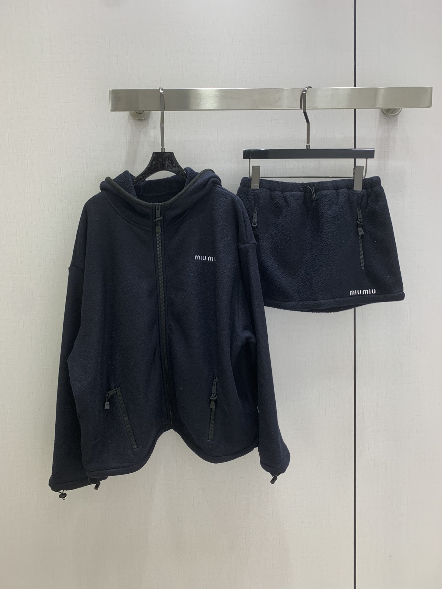 NO:544819,Highly recommended MIU*2025 new early autumn hooded zipper jacket. The thickness and texture of classic cotton fleece create a new style of clothing with iconic aesthetics and true experimental spirit. Elastic waist hem, zipper closure, elastic waist drawstring for skirt, logo echoing up and down. One color SML code. High quality AB, miumiu, skirts, jackets & coats, hats, alexander wang19860909强烈推荐 MIU*2025早秋新款 连帽拉链外套 经典棉质抓绒的厚度与质感,打造出具有标志性美学和真实实验精神的新款服装,收腰弹性下摆,拉链开合,半裙松紧腰抽绳,徽标上下呼应.一个色 SML码 高品质AB,,miumiu,skirts,jackets & coats,hats,alexander wang,Women's clothing