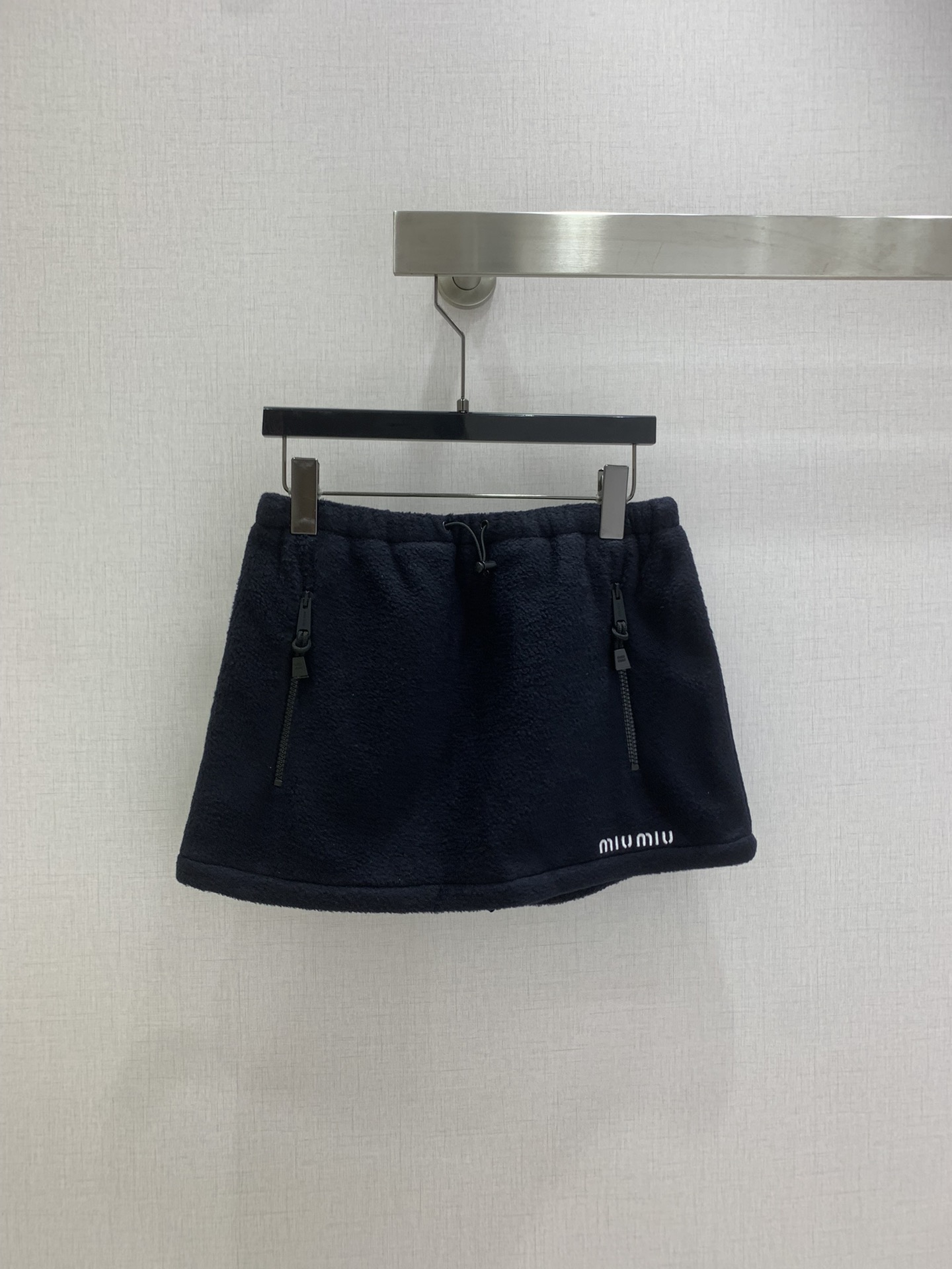 NO:544805,Highly recommended MIU*2025 early autumn new style pocket drawstring skirt The thickness and texture of classic cotton fleece creates a new style of clothing with iconic aesthetics and real experimental spirit, waist elastic hem, zipper opening and closing, skirt elastic waist drawstring, logo echoes up and down. One color SML code High quality ABC, miumiu, skirts, alexander wang19860909强烈推荐 MIU*2025早秋新款 口袋抽绳半裙 经典棉质抓绒的厚度与质感,打造出具有标志性美学和真实实验精神的新款服装,收腰弹性下摆,拉链开合,半裙松紧腰抽绳,徽标上下呼应.一个色 SML码 高品质ABC,,miumiu,skirts,alexander wang,Women's clothing